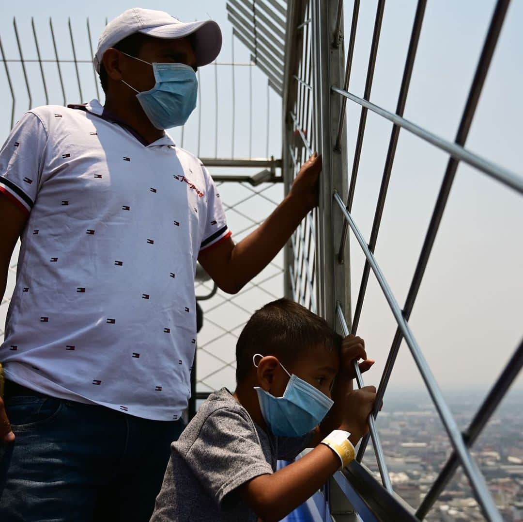 NBC Newsさんのインスタグラム写真 - (NBC NewsInstagram)「For four straight days, #Mexico City has been engulfed in a thick haze of air pollution as forest fires rage across the country. Click the link in our bio for more. . 📷 Pedro Pardo / @afpphoto」5月15日 13時16分 - nbcnews