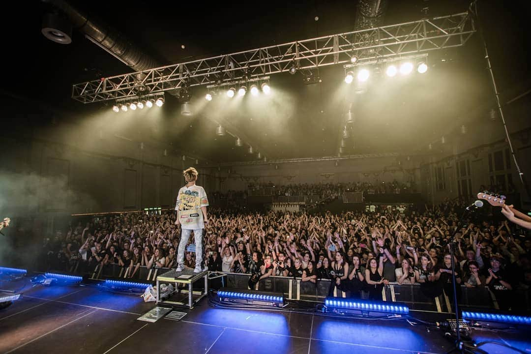 ONE OK ROCKさんのインスタグラム写真 - (ONE OK ROCKInstagram)「Berlin! #ONEOKROCK #eyeofthestorm photo by @jamiecarterfilms」5月15日 13時17分 - oneokrockofficial