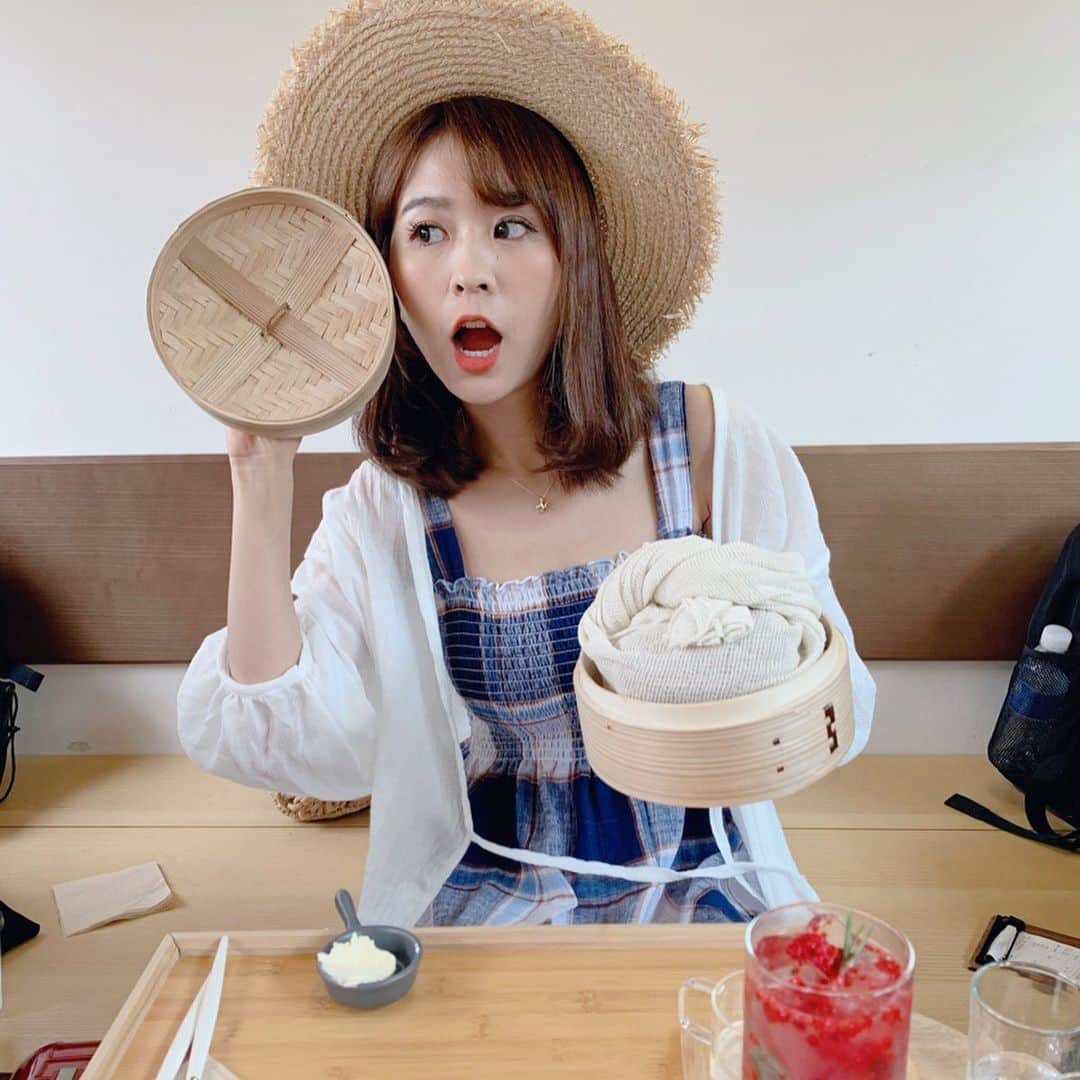 郭圈圈さんのインスタグラム写真 - (郭圈圈Instagram)「第一次來到首爾的 #益善洞 😍 好喜歡這裡～也才發現這邊超多餐廳、咖啡廳還有超多⋯人😆 來了這家很有名的麵包店（吐司店？！） - 這家叫 Mil toast house 最近很紅🔥 我們點了steamed bread（就是蒸麵包🍞） 一組2個(₩13000) 裡面的餡料有三種可以選：紅豆、栗子🌰、玉米🌽 我們選了紅豆跟栗子 送上來就覺得超可愛的🥰 第一次吃蒸的麵包 一撕開整個綿綿的～搭配餡料覺得很好吃！還有加上熱騰騰的關係很快速的吃光光～ - 還點了也是招牌的法式吐司 選了草莓🍓的(₩18000) 送上來才知道是兩個法國吐司搭配一塊草莓慕斯蛋糕🍰 嗯～吐司第一口吃覺得蠻好吃 喜歡它的口感 然後就覺得還好 麵包比較好吃 草莓慕斯的部分就很甜我不喜歡 - 飲料是隨便點的 也要₩9000 這樣吃吃竟然加起來₩40000 台幣破千！覺得驚😳 - 結論是麵包真的很不錯😆 環境的話我覺得坐在中間是最好的 坐在一走進去右邊那區是最差的 . 🚇：3號線/ 鐘路三街6號出口 . . 全身穿搭 @marumaru_lea_official  蝦皮: helloiamlea . . . .  #밀 #밀토스트#steamedbread #leainseoul#lea_korea#lea_outfit #ootd#style#outfit#bloggerstyle#ootdshare#ootdfashion#ootdstyle#ootdguide#ootdtaiwan#stylegram#ootdmagazine#personalstyle#lookoftheday#springlook#seoul#seoulcafe#seoulstreet#カフェ#韓國首爾#益善洞#ikseondong#圈圈吃韓國#圈圈去韓國」5月15日 13時09分 - helloiamlea