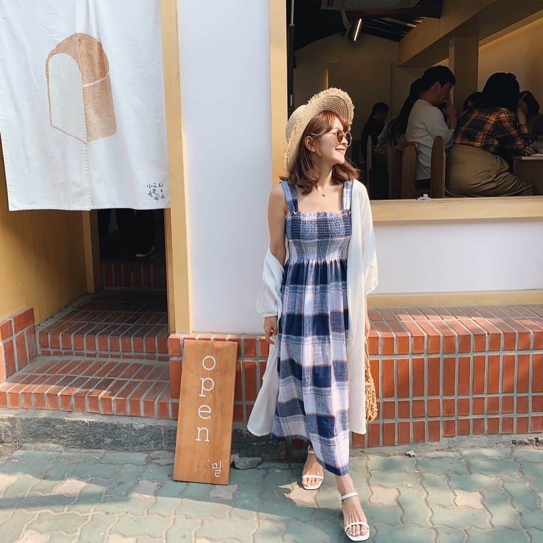 郭圈圈さんのインスタグラム写真 - (郭圈圈Instagram)「第一次來到首爾的 #益善洞 😍 好喜歡這裡～也才發現這邊超多餐廳、咖啡廳還有超多⋯人😆 來了這家很有名的麵包店（吐司店？！） - 這家叫 Mil toast house 最近很紅🔥 我們點了steamed bread（就是蒸麵包🍞） 一組2個(₩13000) 裡面的餡料有三種可以選：紅豆、栗子🌰、玉米🌽 我們選了紅豆跟栗子 送上來就覺得超可愛的🥰 第一次吃蒸的麵包 一撕開整個綿綿的～搭配餡料覺得很好吃！還有加上熱騰騰的關係很快速的吃光光～ - 還點了也是招牌的法式吐司 選了草莓🍓的(₩18000) 送上來才知道是兩個法國吐司搭配一塊草莓慕斯蛋糕🍰 嗯～吐司第一口吃覺得蠻好吃 喜歡它的口感 然後就覺得還好 麵包比較好吃 草莓慕斯的部分就很甜我不喜歡 - 飲料是隨便點的 也要₩9000 這樣吃吃竟然加起來₩40000 台幣破千！覺得驚😳 - 結論是麵包真的很不錯😆 環境的話我覺得坐在中間是最好的 坐在一走進去右邊那區是最差的 . 🚇：3號線/ 鐘路三街6號出口 . . 全身穿搭 @marumaru_lea_official  蝦皮: helloiamlea . . . .  #밀 #밀토스트#steamedbread #leainseoul#lea_korea#lea_outfit #ootd#style#outfit#bloggerstyle#ootdshare#ootdfashion#ootdstyle#ootdguide#ootdtaiwan#stylegram#ootdmagazine#personalstyle#lookoftheday#springlook#seoul#seoulcafe#seoulstreet#カフェ#韓國首爾#益善洞#ikseondong#圈圈吃韓國#圈圈去韓國」5月15日 13時09分 - helloiamlea