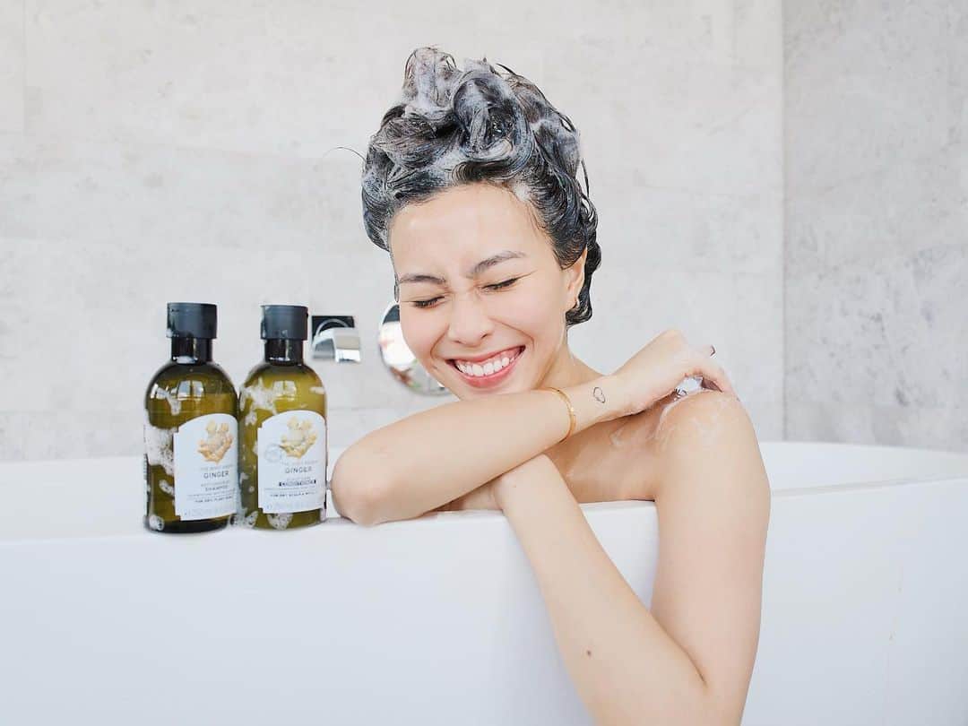 ソニアのインスタグラム：「This is possibly my favourite time of the day - getting squeaky clean!! Being exposed to our humid weather means one thing - flat, itchy and oily hair/ scalp by the end of the work day. Fix that with @thebodyshopsg Ginger anti dandruff shampoo! . Blended with ginger essential oil from Sri Lanka, birch bark, white willow extracts and Community Trade honey, it gently clears loose flakes and soothes the scalp. Follow up with Ginger Scalp Care Conditioner for optimum results! After constant use, your hair and scalp will look and feel healthier and stronger! . #thebodyshopsg #powerofginger」