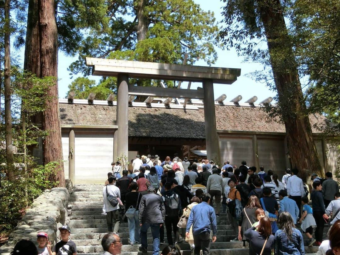 滝元吏紗のインスタグラム：「念願の伊勢神宮に⛩✨ 癒されました🙏  舞も見られてステキな思い出になりました! 初の三重県、人も温かくて良いところでした✨  景色も綺麗だったの伝わりますでしょうか?  ちなみに今の待ち受けこれにしてます😁」