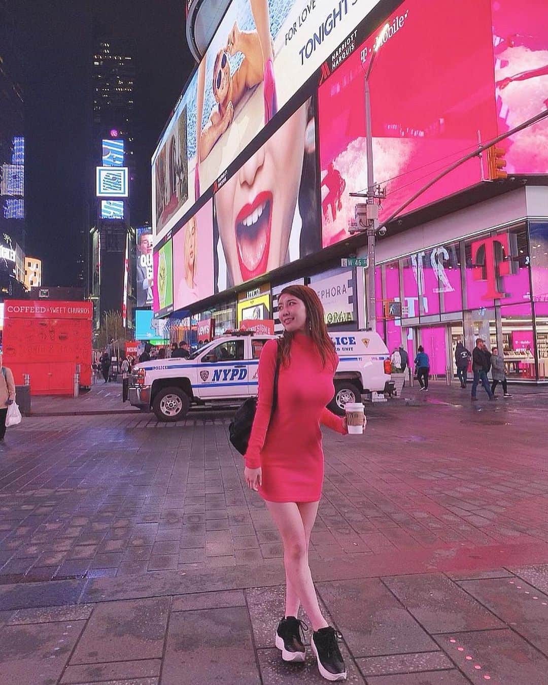 亜里沙さんのインスタグラム写真 - (亜里沙Instagram)「#Newyork ❤️❤️❤️ 定番の😆旅先はニューヨークでした！🌈🌈 まさかの真冬並みの寒さ😂 4年前留学してたぶり！久しぶりで最高に嬉しい🤩💕 #newyork #alisa_in_newyork #timessquare」5月15日 13時15分 - alisa_0302