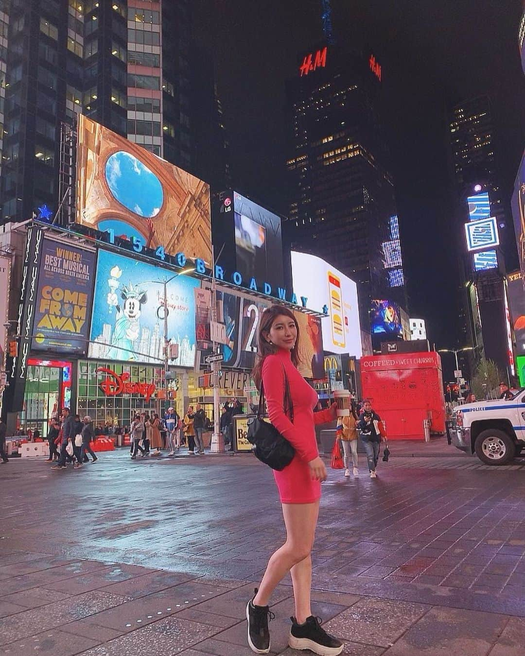 亜里沙さんのインスタグラム写真 - (亜里沙Instagram)「#Newyork ❤️❤️❤️ 定番の😆旅先はニューヨークでした！🌈🌈 まさかの真冬並みの寒さ😂 4年前留学してたぶり！久しぶりで最高に嬉しい🤩💕 #newyork #alisa_in_newyork #timessquare」5月15日 13時15分 - alisa_0302