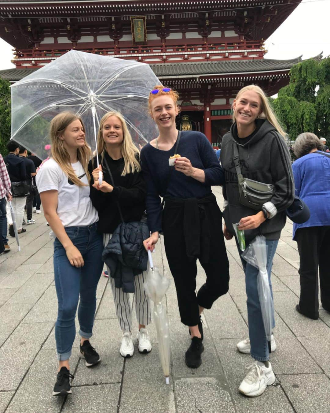 マチルドU・クラマーさんのインスタグラム写真 - (マチルドU・クラマーInstagram)「Happy tourists in Tokyo 🇯🇵🏮🎏 . . . . #tourists #tokyo #japan #daysoff #celebrating #thedanishrelayteam #relaygang #fasterasone #relay #sprint #track #tracknation #athlete #runner」5月15日 13時15分 - mathildeukramer