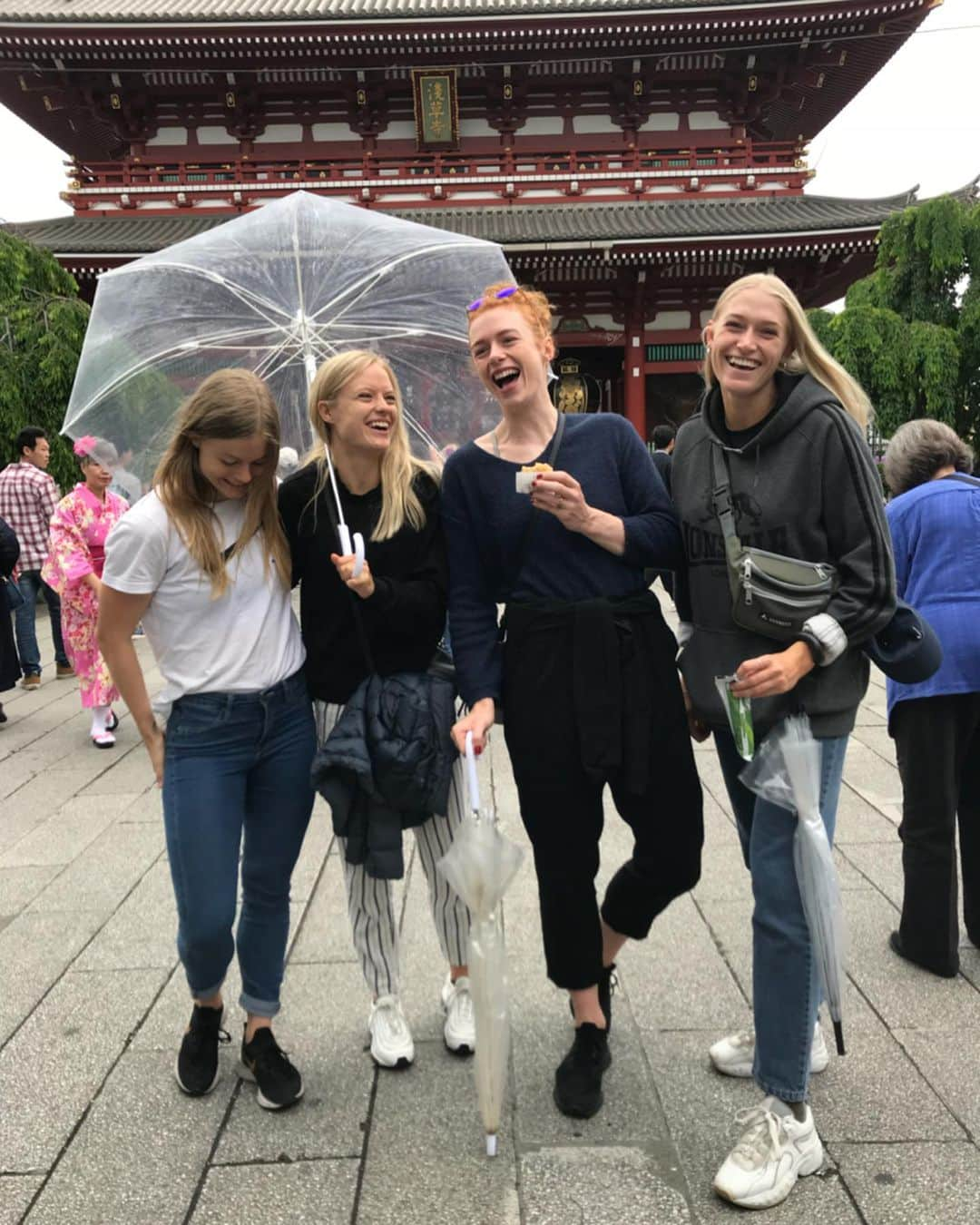 マチルドU・クラマーさんのインスタグラム写真 - (マチルドU・クラマーInstagram)「Happy tourists in Tokyo 🇯🇵🏮🎏 . . . . #tourists #tokyo #japan #daysoff #celebrating #thedanishrelayteam #relaygang #fasterasone #relay #sprint #track #tracknation #athlete #runner」5月15日 13時15分 - mathildeukramer