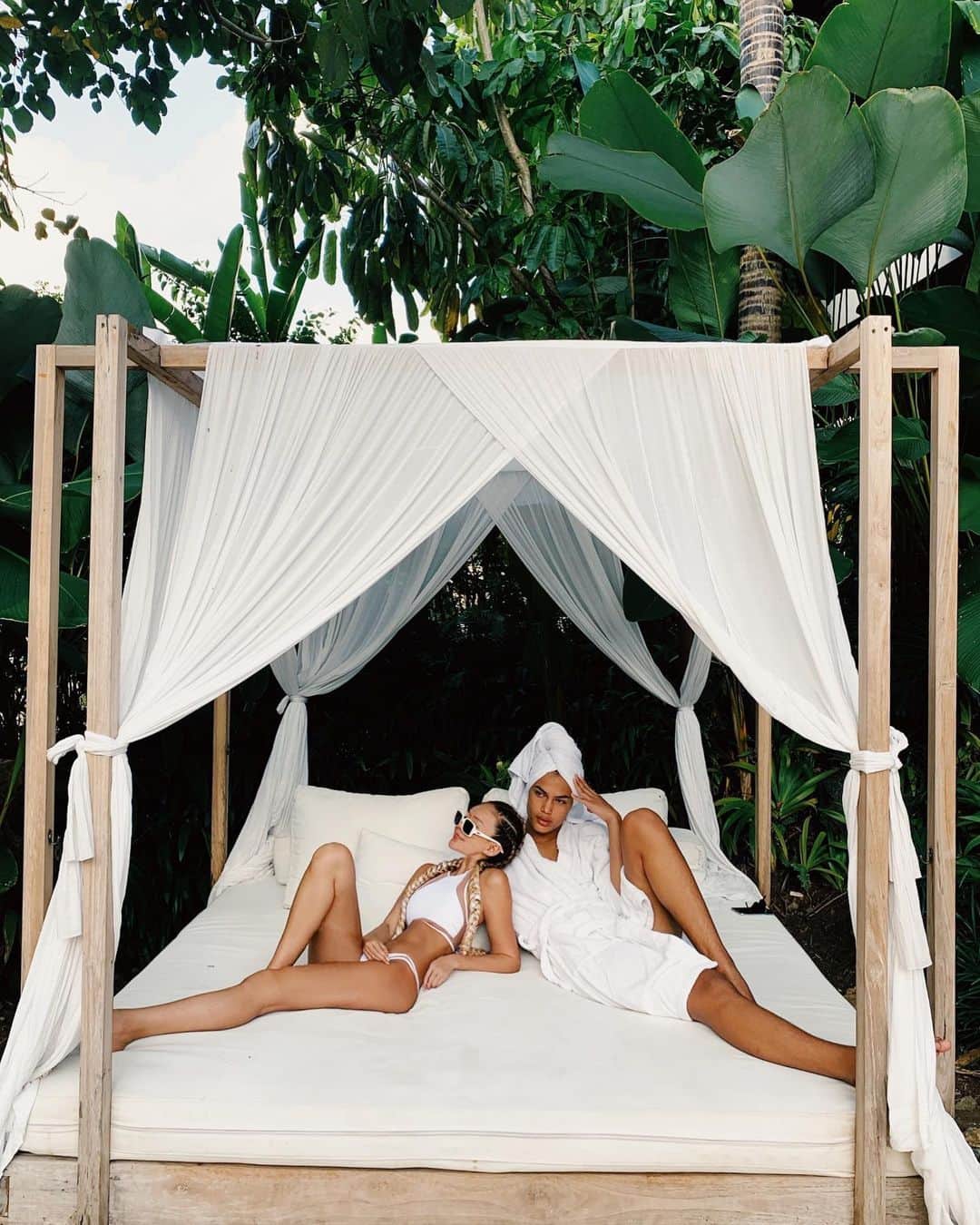 のインスタグラム：「Chilling on the couch with this cutie @joakimgjemmestad 🌴🌴🌴」
