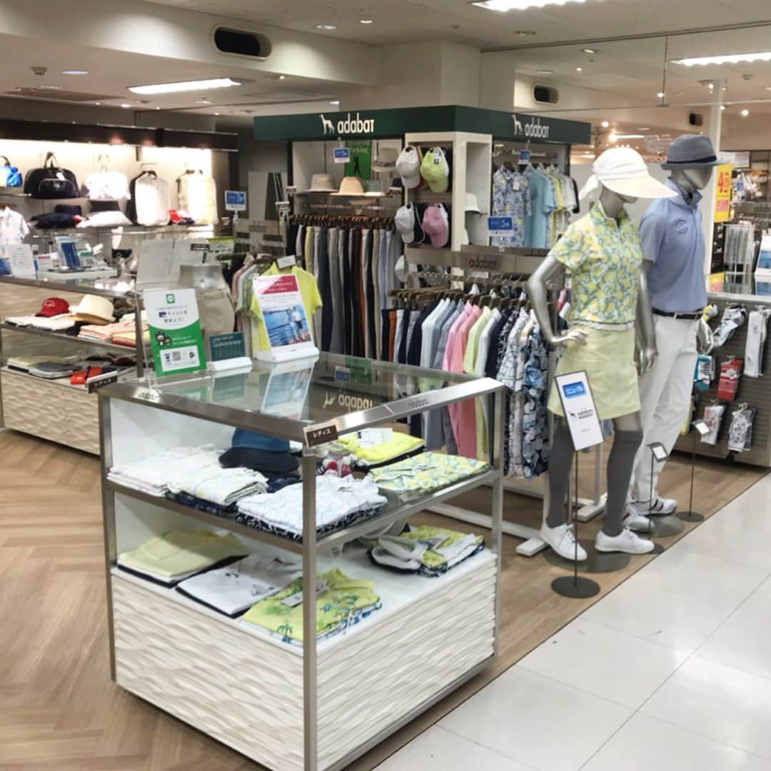 のインスタグラム：「. RENEWAL OPEN✨ @浜松遠鉄百貨店 . 本日、アダバット浜松遠鉄店が本館5階へ移設リニューアルオープンいたしました⛳️ 浜松遠鉄店では5/16〜31日までリニューアルキャンペーンといたしまして、アダバット店内商品お買上げのお客様にその場で当たるノベルティ抽選会を開催しております🎁✨ 詳しくは店頭スタッフまで👍✨ ※ノベルティには数に限りがございます。 夏物新作も多数ご用意しております👕👚 皆様のご来店お待ちいたしております🏌️‍♂️ #adabat#アダバット#golf#ゴルフ#golfwear#ゴルフウェア#golffashion#saluki#ゴルフコーデ#女子ゴルフ#ゴルフ女子#summer#夏ゴルフ#夏コーデ#poloshirt#ポロシャツ#静岡#浜松#遠鉄百貨店 #リニューアル #リニューアルオープン#instagolf#golfstagram」