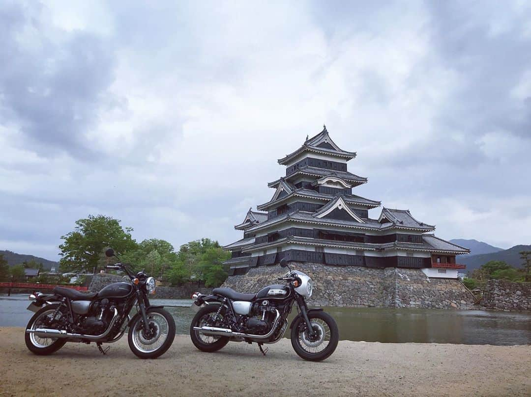 平嶋夏海さんのインスタグラム写真 - (平嶋夏海Instagram)「KAWASAKI W800 Heritage Press  Introduction 参加させていただけて本当に嬉しかったです🥺💓 W800の素晴らしさを体感できました❣️ ウェアもKAWASAKIさんのものでとてもかっこいよくないですか✨？（2枚目から） 素敵すぎるくらいに素敵な写真を撮ってもらえたので、更新するのを楽しみに待っていてください☺️ 私のインプレ記事も出来上がったら皆さんにぜひ読んでもらいたいです😖❗️ 今までKAWASAKIさんはNinja650とZ650を乗ったことがありました。 今回W800STREET・CAFEに乗ってよりKAWASAKIさんが好きになりました🏍 KAWASAKIの皆さんとても優しく、ダートでの取り回しに苦戦していると手伝ってくださったり、休憩時間に話しかけてくださったりとありがとうございました😌🌷 #kawasaki #w800 #kawasakiw800」5月15日 13時47分 - natsuminsta528