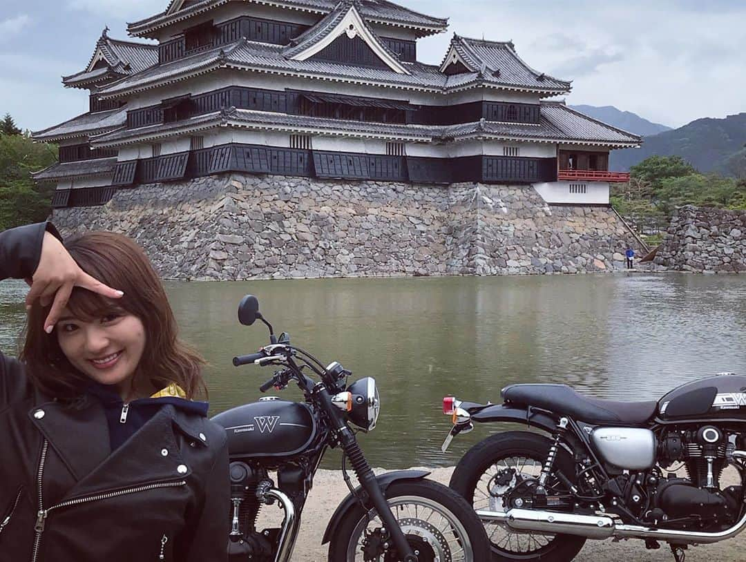 平嶋夏海さんのインスタグラム写真 - (平嶋夏海Instagram)「KAWASAKI W800 Heritage Press  Introduction 参加させていただけて本当に嬉しかったです🥺💓 W800の素晴らしさを体感できました❣️ ウェアもKAWASAKIさんのものでとてもかっこいよくないですか✨？（2枚目から） 素敵すぎるくらいに素敵な写真を撮ってもらえたので、更新するのを楽しみに待っていてください☺️ 私のインプレ記事も出来上がったら皆さんにぜひ読んでもらいたいです😖❗️ 今までKAWASAKIさんはNinja650とZ650を乗ったことがありました。 今回W800STREET・CAFEに乗ってよりKAWASAKIさんが好きになりました🏍 KAWASAKIの皆さんとても優しく、ダートでの取り回しに苦戦していると手伝ってくださったり、休憩時間に話しかけてくださったりとありがとうございました😌🌷 #kawasaki #w800 #kawasakiw800」5月15日 13時47分 - natsuminsta528