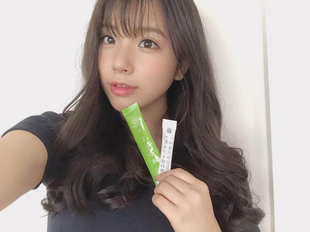 倉田瑠夏さんのインスタグラム写真 - (倉田瑠夏Instagram)「最近はまってるもの🍀 . . .  酵素のやつはこの前もインスタ載せたことあるんやけど、実は二箱目🙈🌸 . .  豆乳に青汁と酵素とどっちも入れて飲んだらすごく美味しいの🤤💕 健康的やし最強セット🎊 . . .  同じような自撮り何枚も失礼します笑 . . . #yamada_farm @yamada_farm #青汁 #GOLDENENZYME #酵素 #酵素ダイエット #酵素サプリ  #サプリメント生活 #自撮り #selfie #me #japanesegirl」5月15日 13時49分 - ruka.kurata