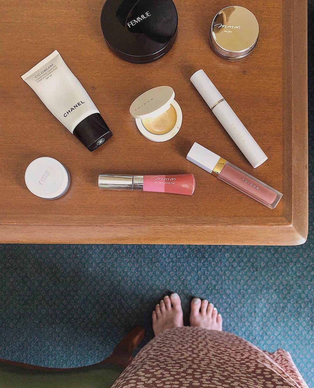 のインスタグラム：「ㅤㅤㅤㅤㅤㅤㅤㅤㅤㅤㅤㅤㅤ すっかりcosme kitchenにはまり、 旅行に持って行ったコスメも ミネラルコスメが多かった🌿 ㅤㅤㅤㅤㅤㅤㅤㅤㅤㅤㅤㅤㅤ ホテルの絨毯と、ワンピースと、 椅子の色も、なんかかわいくて◯ ㅤㅤㅤㅤㅤㅤㅤㅤㅤㅤㅤㅤㅤ #har_trip #harメイク」