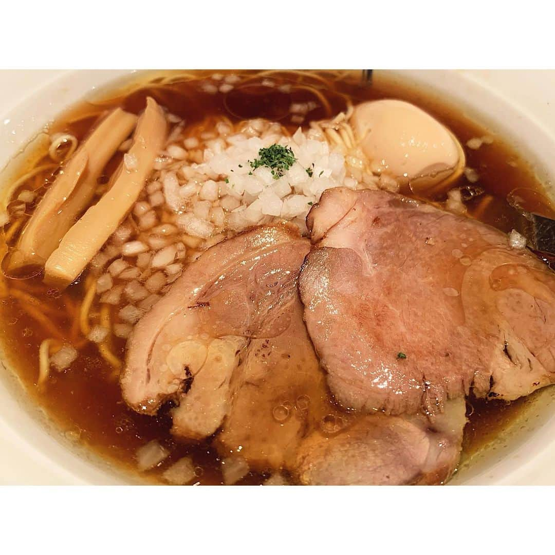 繁田美貴さんのインスタグラム写真 - (繁田美貴Instagram)「*＊ 昨日の夜から無性に 醤油ラーメンが食べたくて食べたくて。。 #今日のお昼ごはん #収録現場 近くで #醤油ラーメン #🍜 #西麻布 にて #琥珀  #味玉 トッピングで☆ #美味しかった〜😋 #ラーメン #大好き #ラーメン女子 #はんだのラーメン記録」5月15日 14時01分 - handa_miki