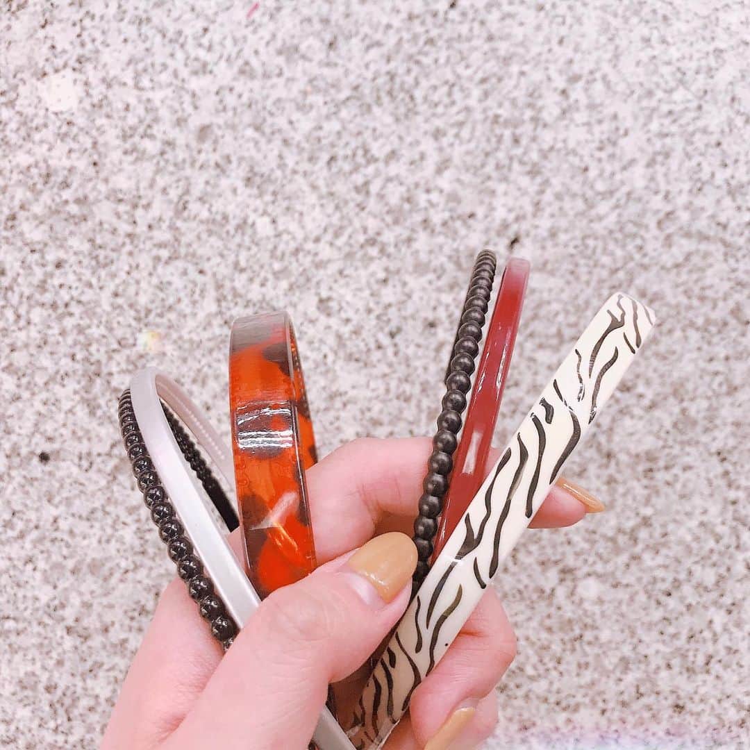 のインスタグラム：「🦋coming soon🦋  大人気の3Pカチューシャに新色が登場です🐇💕 お値段は¥390+tax🌈  #wego#wegogood#accessory#instagood#instafashion#metal#Pearl#clear#wallet#harajuku#kawaii#プチプラ#プチプラアクセ#べっ甲アクセ#カチューシャ#MERY#rili_tokyo#instagram#置き画くら部#멋스타그램#패션#패션스타그램#おしゃれさんと繋がりたい」