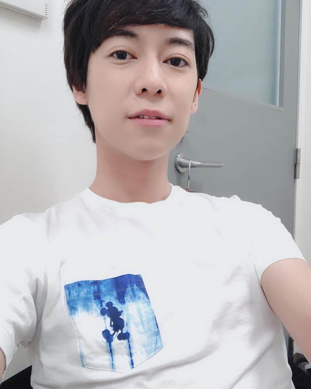 松阪ゆうきのインスタグラム：「ミッキーTシャツ👕を着てみる 休憩時間。  成田までお越しいただきました皆様 ありがとう😊  お腹空いたな（笑）  #松阪ゆうき #予約キャンペーン #イオンタウン成田富里 #令和夢追い太鼓 #徳間ジャパン」