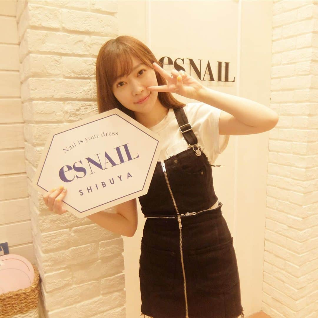 esNAILさんのインスタグラム写真 - (esNAILInstagram)「指原さん @345insta いつもありがとうございます😊❤️ ・ ・ レモンイエローにビジューデザイン🍋🍋 ・ ・ #さっしー#指原莉乃 さん#nail#nails#nailart#naildesign#esnail#esnail_shibuya#gelnail#ネイル#エスネイル#ジェルネイル#esネイル#ネイルデザイン#美甲#tokyo#shibuya#newnail#渋谷店#新宿店#吉祥寺店#大宮店#名古屋店#大阪店#福岡店 @esnail_la」5月15日 14時03分 - esnail_japan