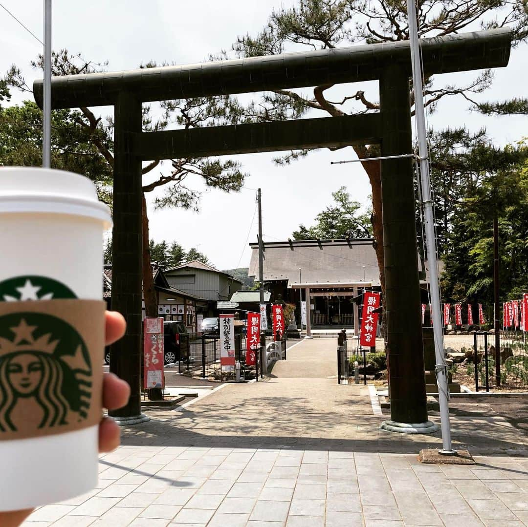 鷹木信悟さんのインスタグラム写真 - (鷹木信悟Instagram)「散歩...🌸🚶‍♂️☕️ #桜岡大神宮  #starbucksjapan」5月15日 14時06分 - takagi__shingo