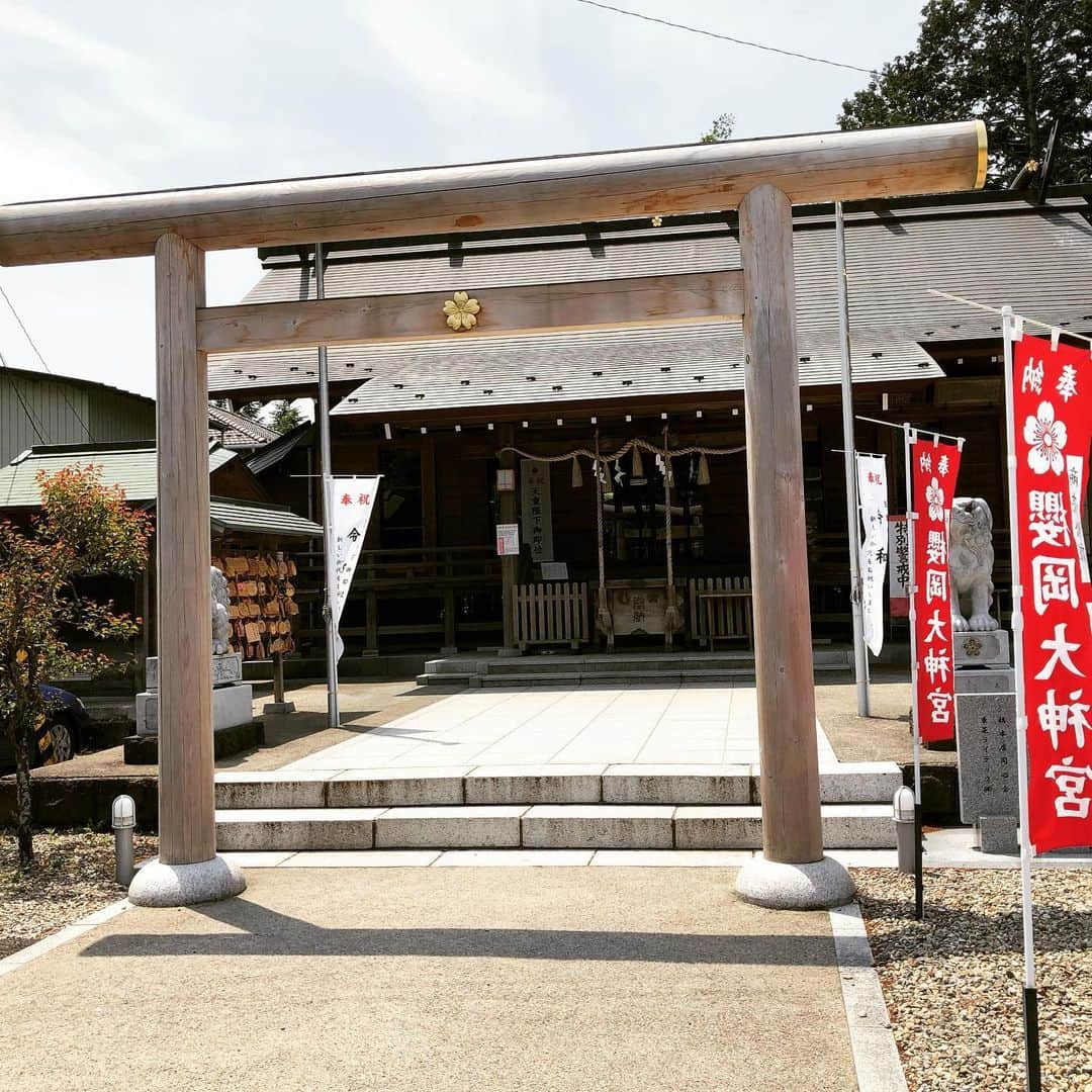 鷹木信悟さんのインスタグラム写真 - (鷹木信悟Instagram)「散歩...🌸🚶‍♂️☕️ #桜岡大神宮  #starbucksjapan」5月15日 14時06分 - takagi__shingo