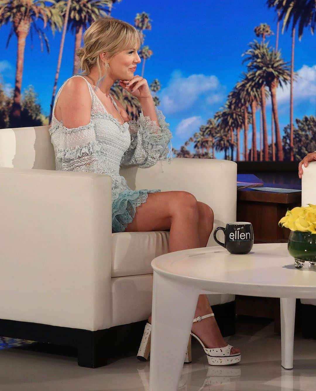 Just Jaredさんのインスタグラム写真 - (Just JaredInstagram)「@taylorswift makes her first talk show appearance in two years on @theellenshow. Go to the LINK IN BIO to watch every video from the appearance right now! #TaylorSwift #EllenDeGeneres Photos: Michael Rozman/Warner Bros」5月15日 14時18分 - justjared