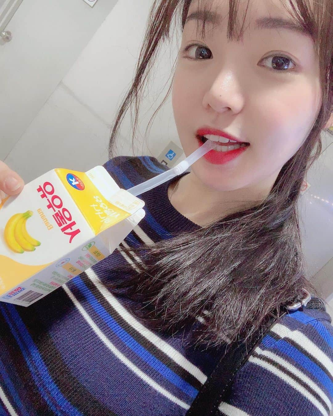 ウンソルさんのインスタグラム写真 - (ウンソルInstagram)「흰우유보다 너가 더 맛있으면 앙대는데..🍌🙄」5月15日 14時18分 - taylanofficialx