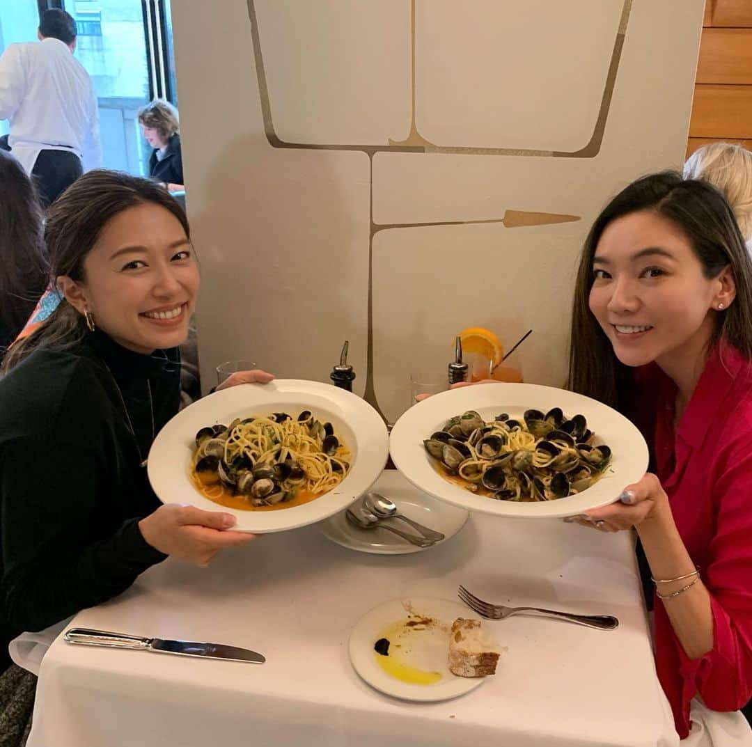 和央ようかさんのインスタグラム写真 - (和央ようかInstagram)「Love this funny event 🤣 #vongolebianco 🍝  With  @maisatoda_official  #friends ❤️ #nyc🍎 #takakonystylin🍎  #久しぶりの #ボンゴレビアンコらばー❤️会 #会員は2人だけ🤣🤣🤣 #しかし我らよく食べる🤣 #楽しすぎて🤣🤣🤣🤣 #次は違うレストラン探すか🤔🤔🤔🤔🤔 Love u Mai ❤️」5月15日 14時11分 - yokawao0215