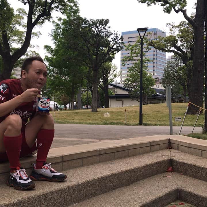 アイアム野田のインスタグラム：「中野に出来た新しい公園キレイ！  #今日は何の日  #ヨーグルトの日 #イニエスタ #iniesta #visselkobe #アイアム野田 #鬼ヶ島」