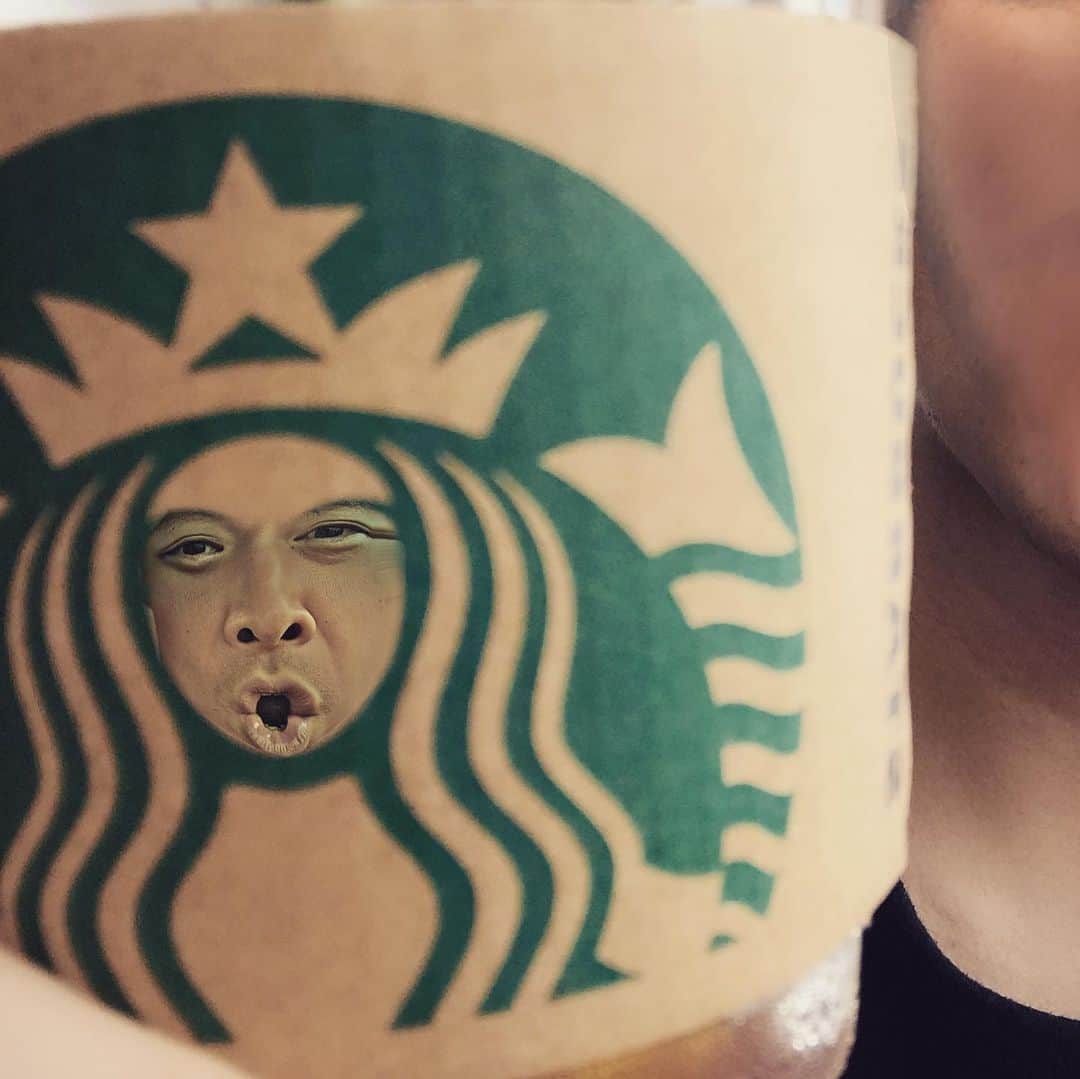 コン・テユさんのインスタグラム写真 - (コン・テユInstagram)「안녕!  오랜만이다 친구 ㅋㅋㅋㅋ  あんにょん。 久しぶりだなおまえ…。ww  #스타벅스 #スターバックス #starbucks #顔交換」5月15日 14時13分 - teyu_