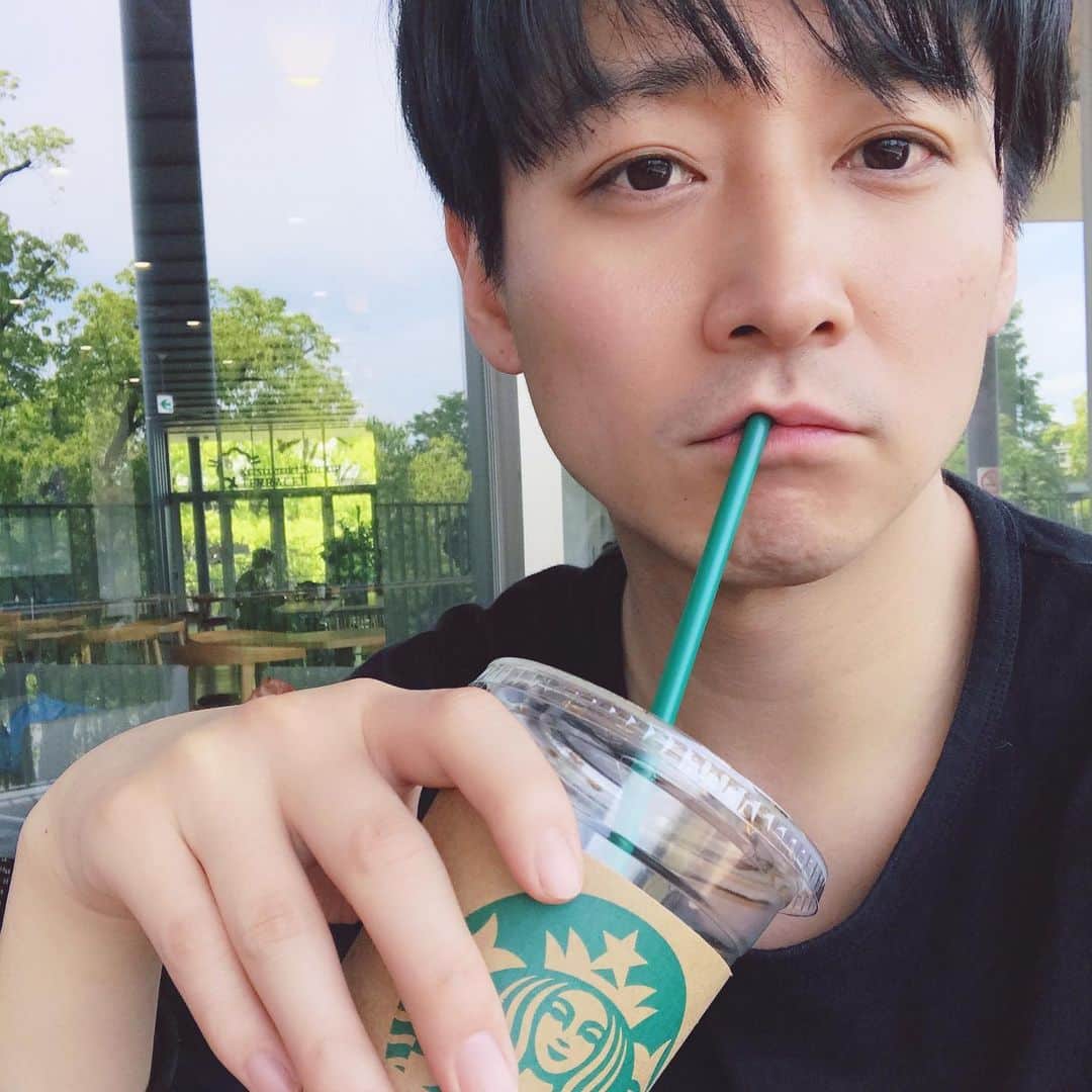 コン・テユさんのインスタグラム写真 - (コン・テユInstagram)「안녕!  오랜만이다 친구 ㅋㅋㅋㅋ  あんにょん。 久しぶりだなおまえ…。ww  #스타벅스 #スターバックス #starbucks #顔交換」5月15日 14時13分 - teyu_