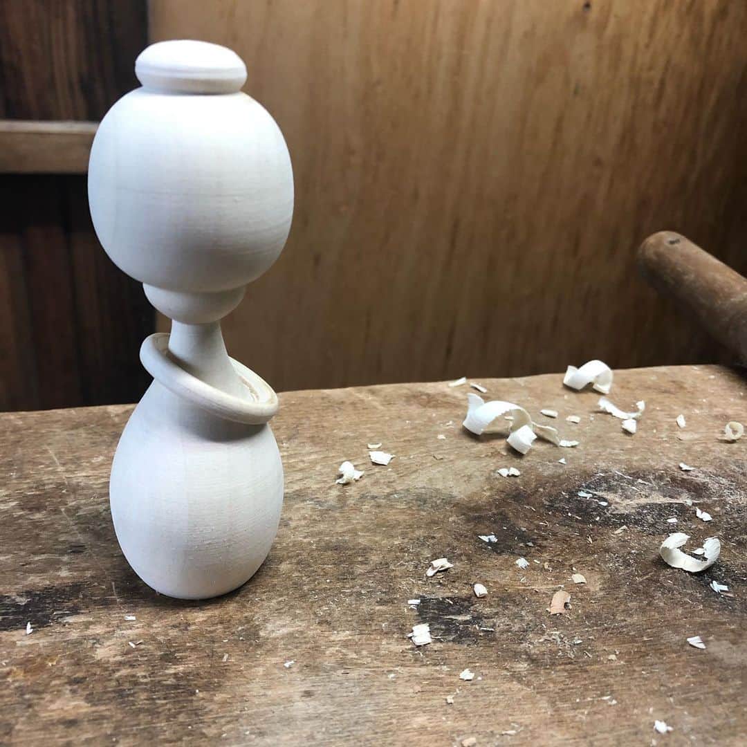 Japanese Craft Mediaのインスタグラム：「“ I made a normal Kokeshi at first but I got tired because it was too simple shape. So I announced that I can make Kokeshi as you like. Then, I started making this shape of Kokeshi based on customers requests. I made it for 40 years.” Tokyo Kokeshi ( Japanese wooden dolls) has a unique shape. It is made from a one wood block. The necklace means the ring of happiness. #kokeshi #japanesedoll #doll #woodcraft #wooden #japan_focus #japaneseculture #japaneseart #japanesestyle #japan_of_insta #japan_photo_now #japantravel #japantrip #tokyo #japanese #japan #japan🇯🇵」