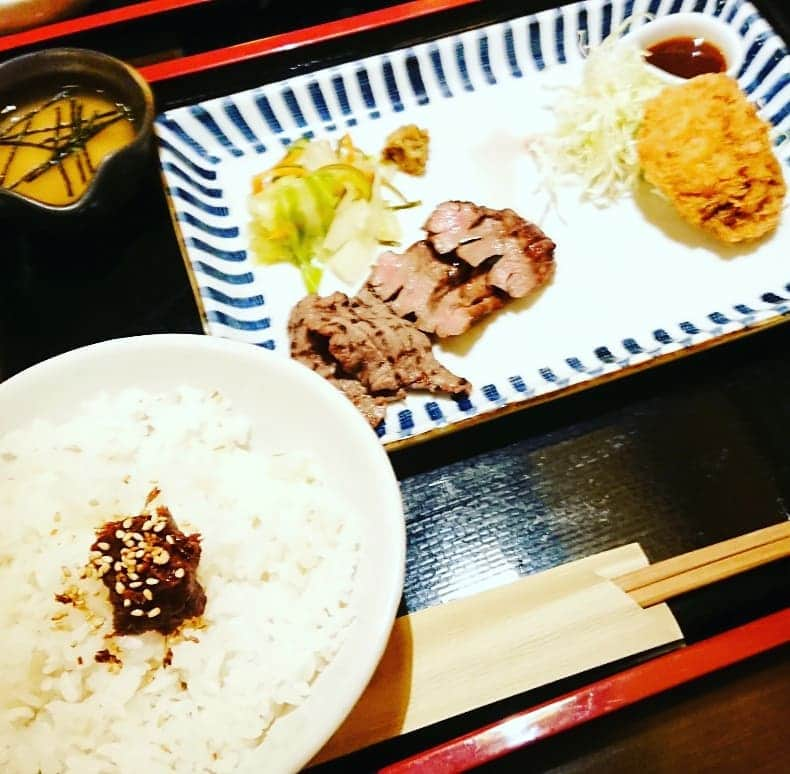 高井俊彦さんのインスタグラム写真 - (高井俊彦Instagram)「【西梅田合間ランチ☀️🍴2019.5.15】 梅田ハービスentにある『牛たん焼き 仙台辺見』  に行きました😃✌️ 牛たん三昧定食✨ 上たん、たん焼き、たんコロッケ、たんしぐれ等色々味わえてお得‼️ ジャイアンツファンの親泊ともっぱら坂本記録ストップ話をしながら楽しかったです⤴️⤴️⤴️」5月15日 14時19分 - takai_toshihiko