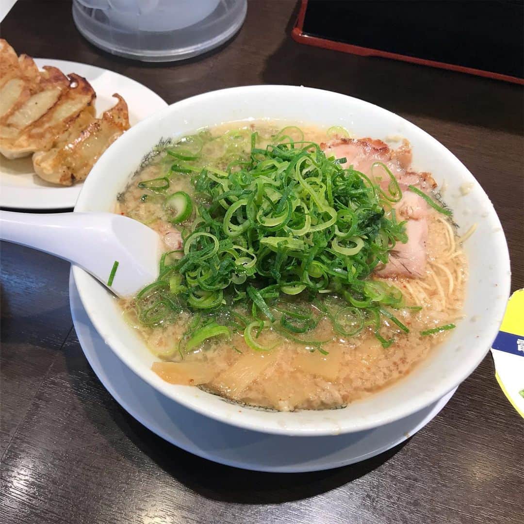 高橋文樹のインスタグラム：「わしは郊外のロードサイドにある70点ぐらいのラーメン屋が好きなんじゃ……」
