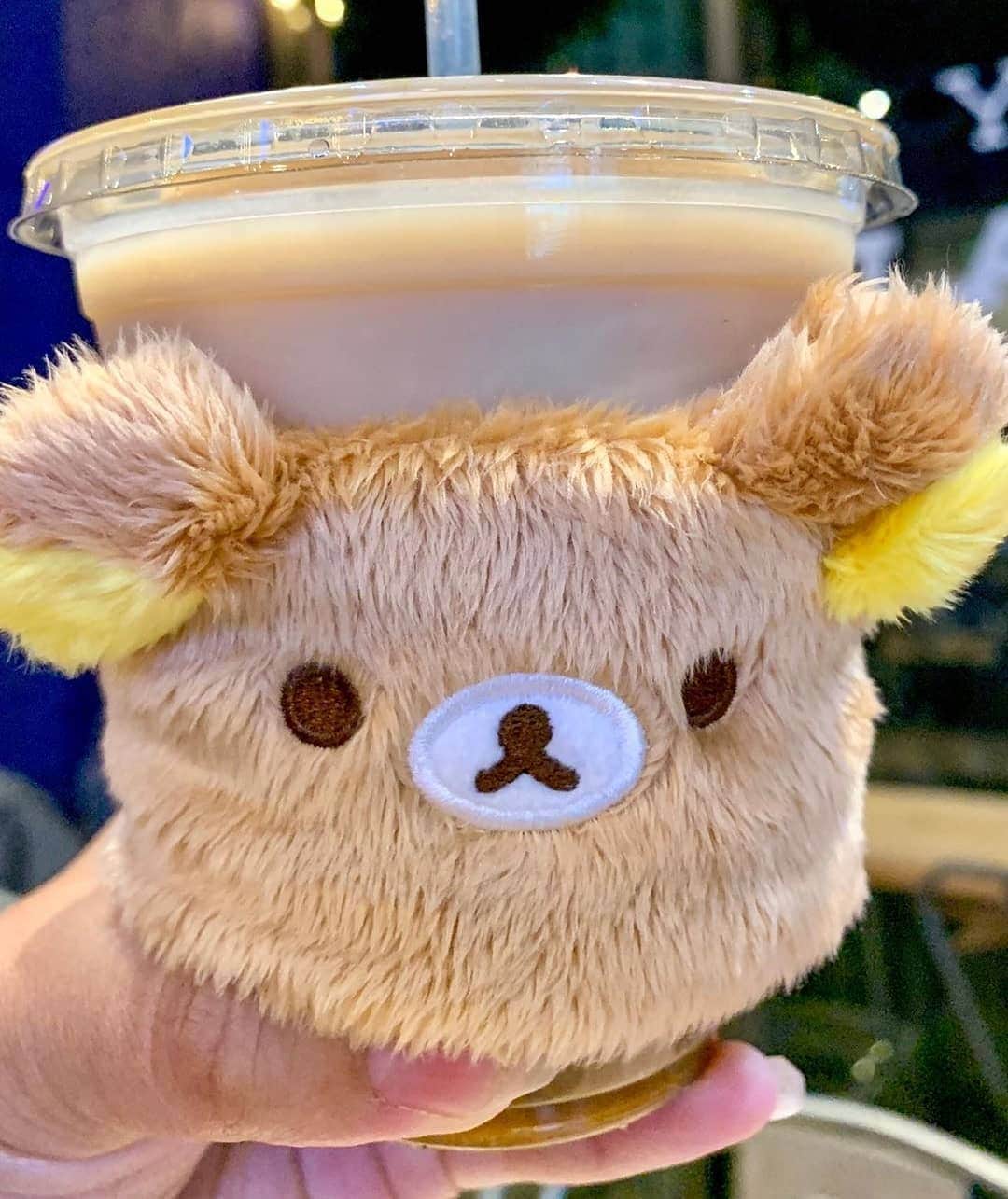 Rilakkuma US（リラックマ）さんのインスタグラム写真 - (Rilakkuma US（リラックマ）Instagram)「@elizabethaward took a pic of her handy Rilakkuma cup holder! Raise your hand if you think one of these fluffy holders would suit your beverage! . . . #rilakkumaus #rilakkuma #sanx #kawaii #plush #coffee #リラックマ #サンエックス」5月15日 14時30分 - rilakkumaus