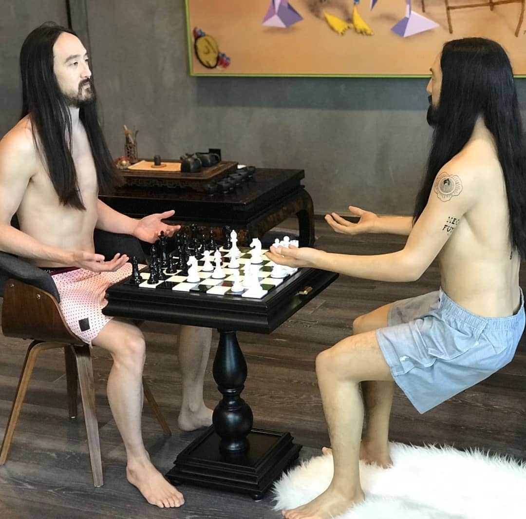 スティーヴ・アオキさんのインスタグラム写真 - (スティーヴ・アオキInstagram)「When no one will come over to play with me #sittingaoki @aokisplayhouse」5月15日 14時37分 - steveaoki