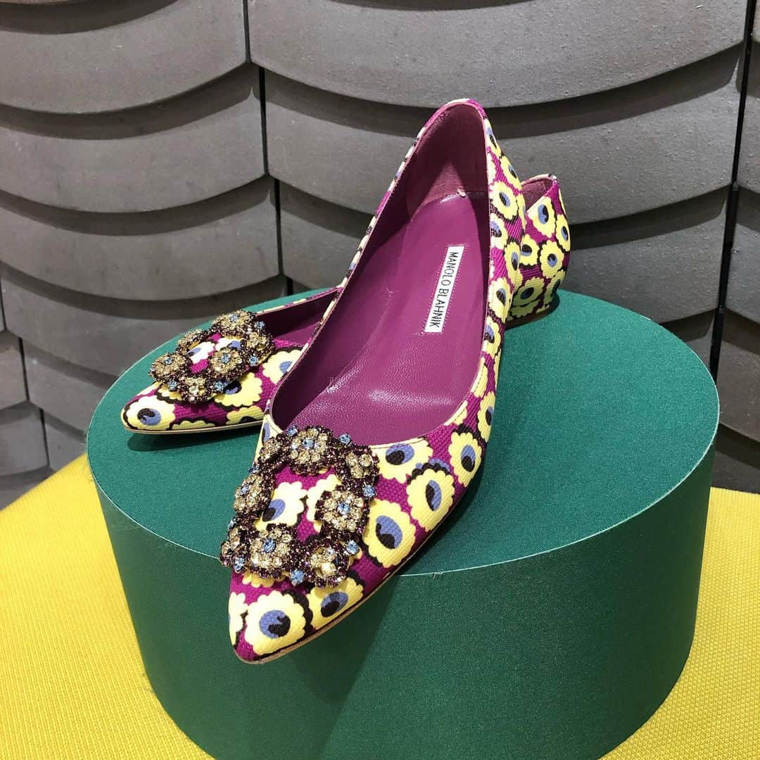 chikako0824のインスタグラム：「東京でのお買物。 初マノロ。 また派手なん買ってと😂  #manoloblahnik  #マノロブラニク  #hangisi  #ハンギシ」