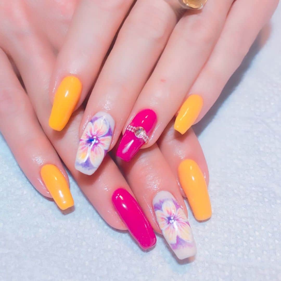 のインスタグラム：「フラッシュ Flash . . . . . . #caiya#カイヤ#川﨑介椰#nail#harukanail#ネイルアートデザイン#instagood#flashy #nails #ネイル #bright #fushia #violet #dandelion #flowers #ring #nailstagram#instagram#instanails#instanail #insta#インスタ映え#ピンク#pink #ピンクネイル#hibiscus #lily #bloom #咲く #charisma」