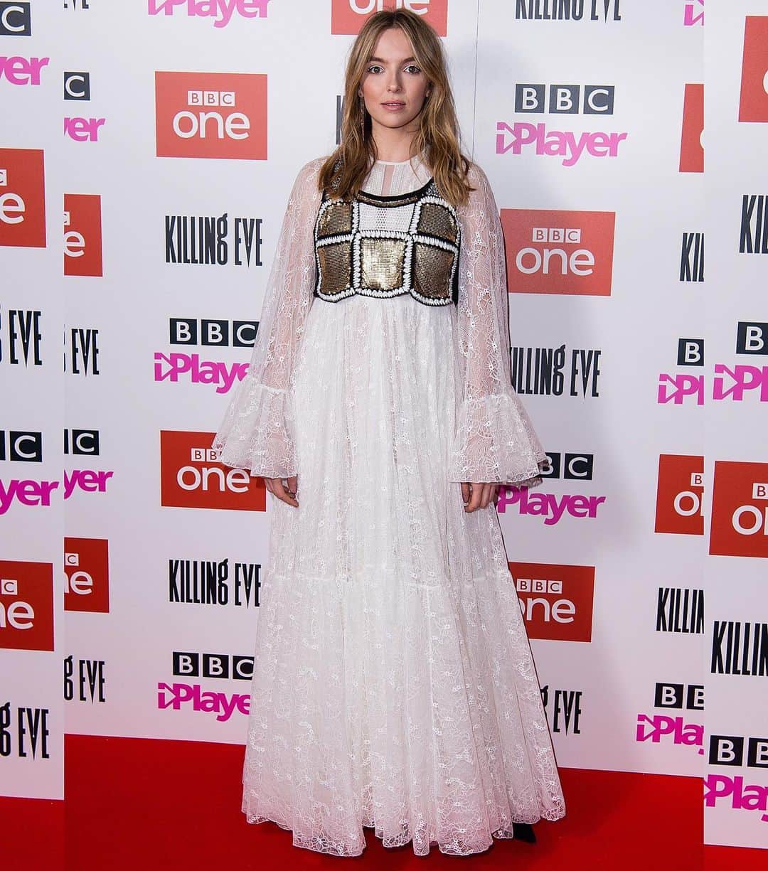 Just Jaredさんのインスタグラム写真 - (Just JaredInstagram)「@jodiemcomer dazzles in a white and gold lace @giambattistavalli gown at the season 2 UK premiere of her series @killingeve! Tap the link in bio for more pics. #JodieComer #KillingEve #GiambattistaValli Photos: Getty」5月15日 14時43分 - justjared