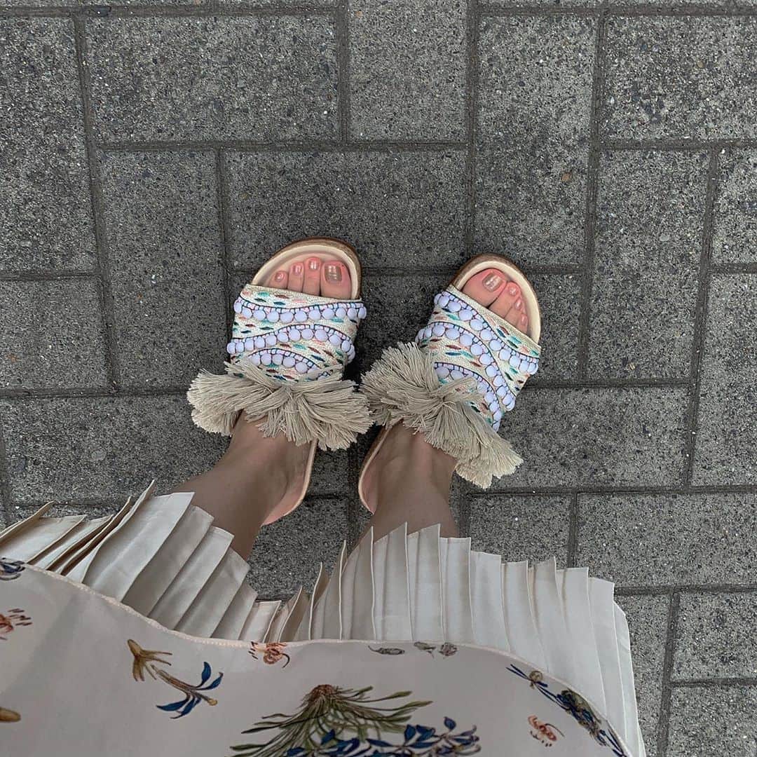 前田亜美のインスタグラム：「. . にゅーさんだる。おろしたて。. @chloe . . 雨降らないといいな¨̮. . . 今日は稽古が休みなので、、あるところに行って夜は打ち合わせ📺. . . #私服 #サンダル #Chloe」