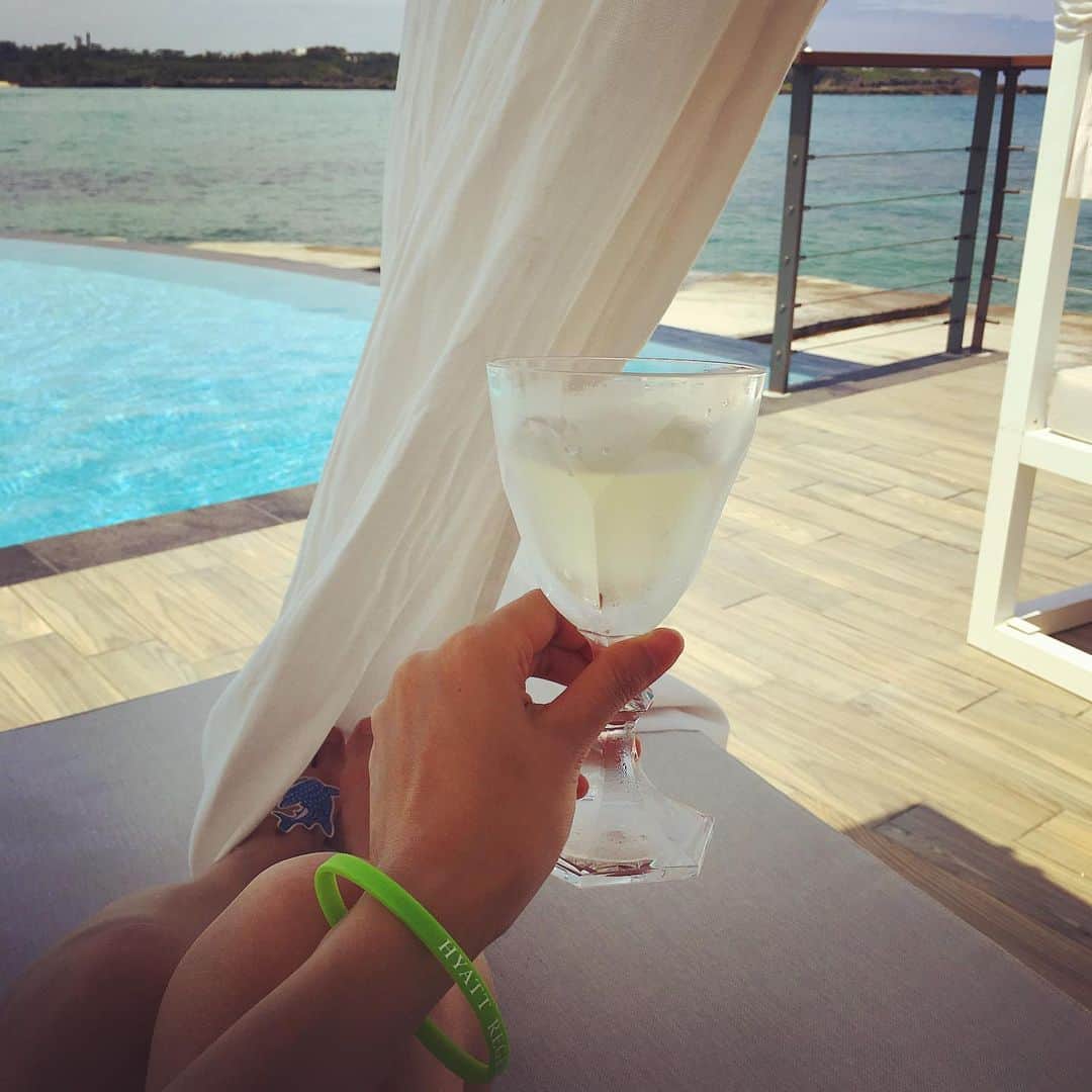 相馬絵美さんのインスタグラム写真 - (相馬絵美Instagram)「とてもステキなホテルでした！ 息子もスタッフのお姉さんに良くしてもらえてご満悦。 ビーチやプールで皆んなでのんびり気持ちよかったな〜。 #ハイアットリージェンシー瀬良垣アイランド沖縄 #沖縄」5月15日 14時50分 - somaemi