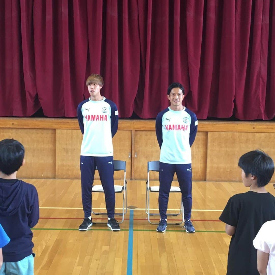 太田吉彰さんのインスタグラム写真 - (太田吉彰Instagram)「大南選手と磐田市の小学生訪問。 写真は 校長先生と 子供達と。  18日 磐田市小学生一斉観戦 ！ vsベガルタ仙台戦 ！ 22日 ルヴァンカップ vs清水エスパルス  静岡ダービー の 2連戦。  応援よろしくお願いします！ #ジュビロ磐田  #小学生一斉観戦」5月15日 14時55分 - yoshiakiohta09