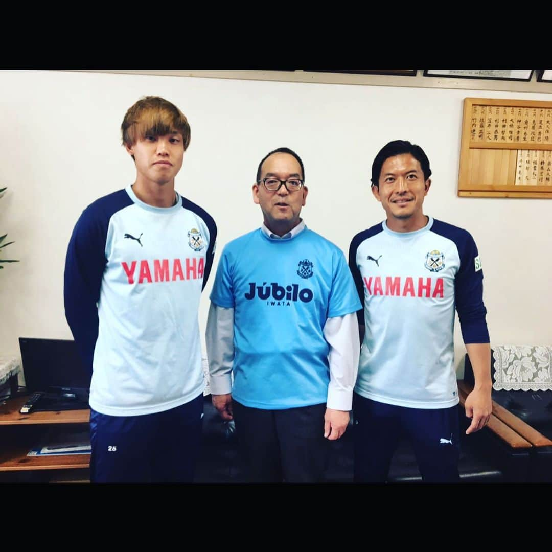 太田吉彰さんのインスタグラム写真 - (太田吉彰Instagram)「大南選手と磐田市の小学生訪問。 写真は 校長先生と 子供達と。  18日 磐田市小学生一斉観戦 ！ vsベガルタ仙台戦 ！ 22日 ルヴァンカップ vs清水エスパルス  静岡ダービー の 2連戦。  応援よろしくお願いします！ #ジュビロ磐田  #小学生一斉観戦」5月15日 14時55分 - yoshiakiohta09