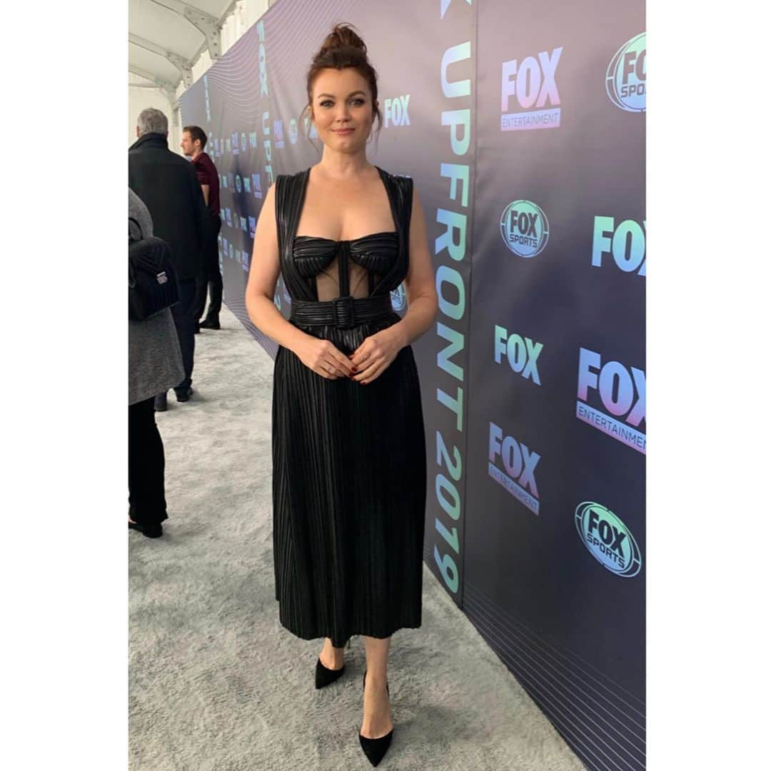 ベラミー・ヤングさんのインスタグラム写真 - (ベラミー・ヤングInstagram)「Wild times at the #FOX upfronts last night! 😁 So excited for you guys to see @prodigalsonfox this fall!! (Have you watched the trailer yet?? It's 🙀🔥🤯) Thank you #FOX & #WB for making our show, thanks to my team for making the night so fun (!!), & thanks to everyone who got me ready for the party! Much love to you all! ❤️💗❤️💗❤️💗❤️ Dress @fabianamilazzo.la Coat @winonah_official Heels @jimmychoo Earrings @brookerayn Rings @brookerayn @livencompany Styling @karenraphael @ilanauretsky @brandonmichaelg  Hair @johnnygaita  Makeup @marywilesmakeup 💗❤️💗❤️💗❤️💗❤️」5月15日 14時55分 - bellamyyoung