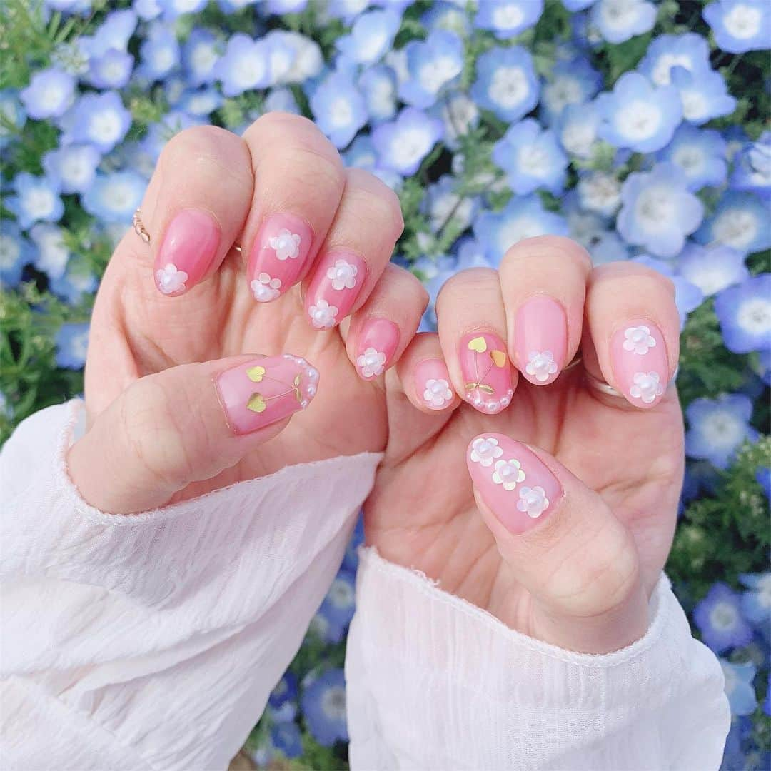 エリンコさんのインスタグラム写真 - (エリンコInstagram)「🌸💠🌸💠 * New nail ♡ * 載せるの遅くなっちゃったけど💦 ホロとパールでお花作ってもらったよ🌼 大好きなチェリーも🍒 * 少しいつもより大人しめなネイル💅💞 お花畑たくさん行ったからちょうどよかった💖 * #ネイル #nail #ジェルネイル #お花畑 #お花 #お花ネイルデザイン #ジェルネイル #ジェルネイルデザイン #bonnechance #ネモフィラ #ネモフィラの丘 #えりんこネイル」5月15日 14時57分 - erinko0315