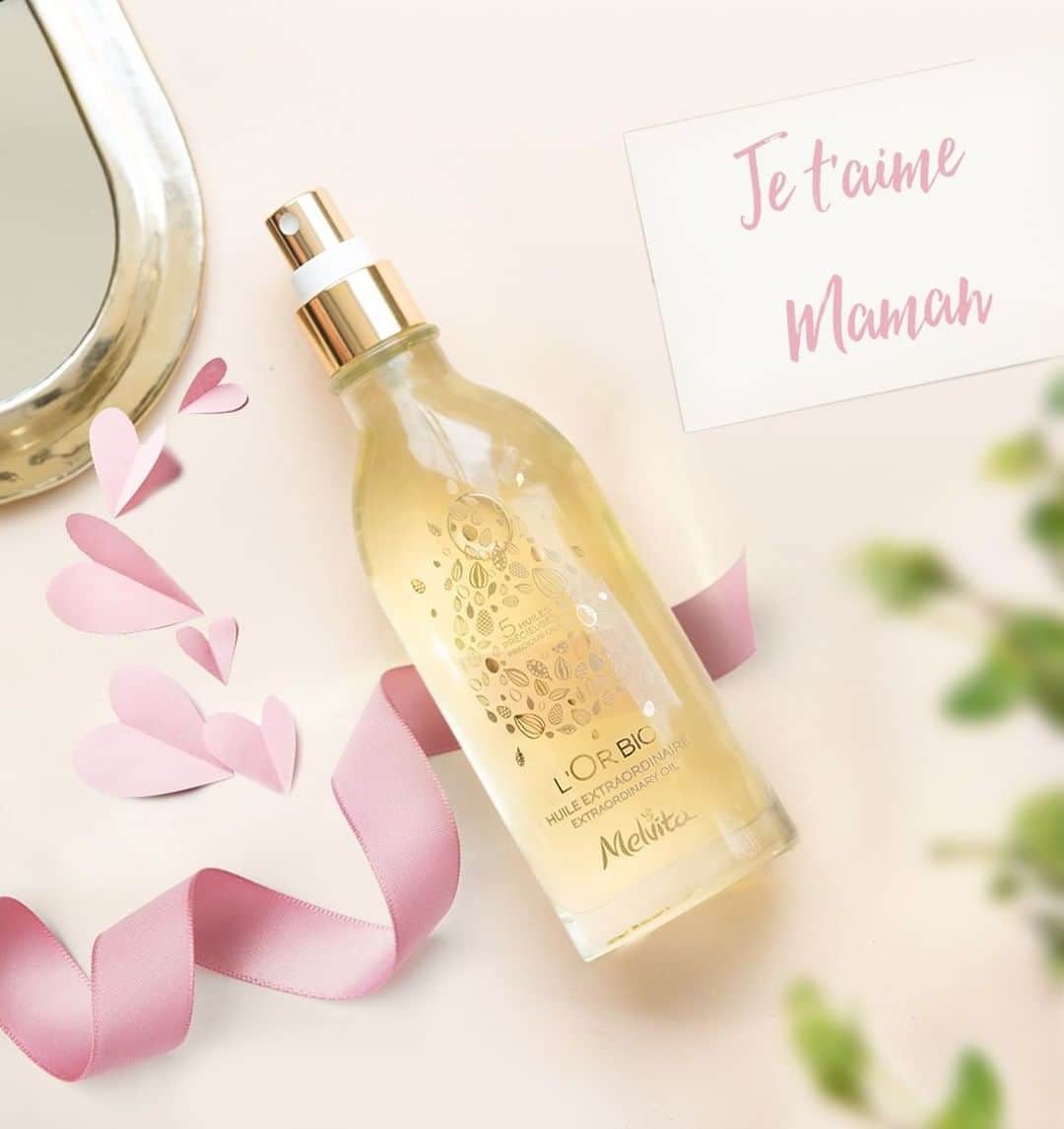 Melvita Officialのインスタグラム：「C'est bientôt sa fête... Et si vous lui offriez du bio cette année ? 🌸🌹⠀ ⠀ #melvita #jepasseaubio #ouialabeautebio #madeinfrance #fabriqueenfrance #greenbeauty #ardeche #cosmetiquebio #fetedesmeres #maman #jetaimemaman #amour」
