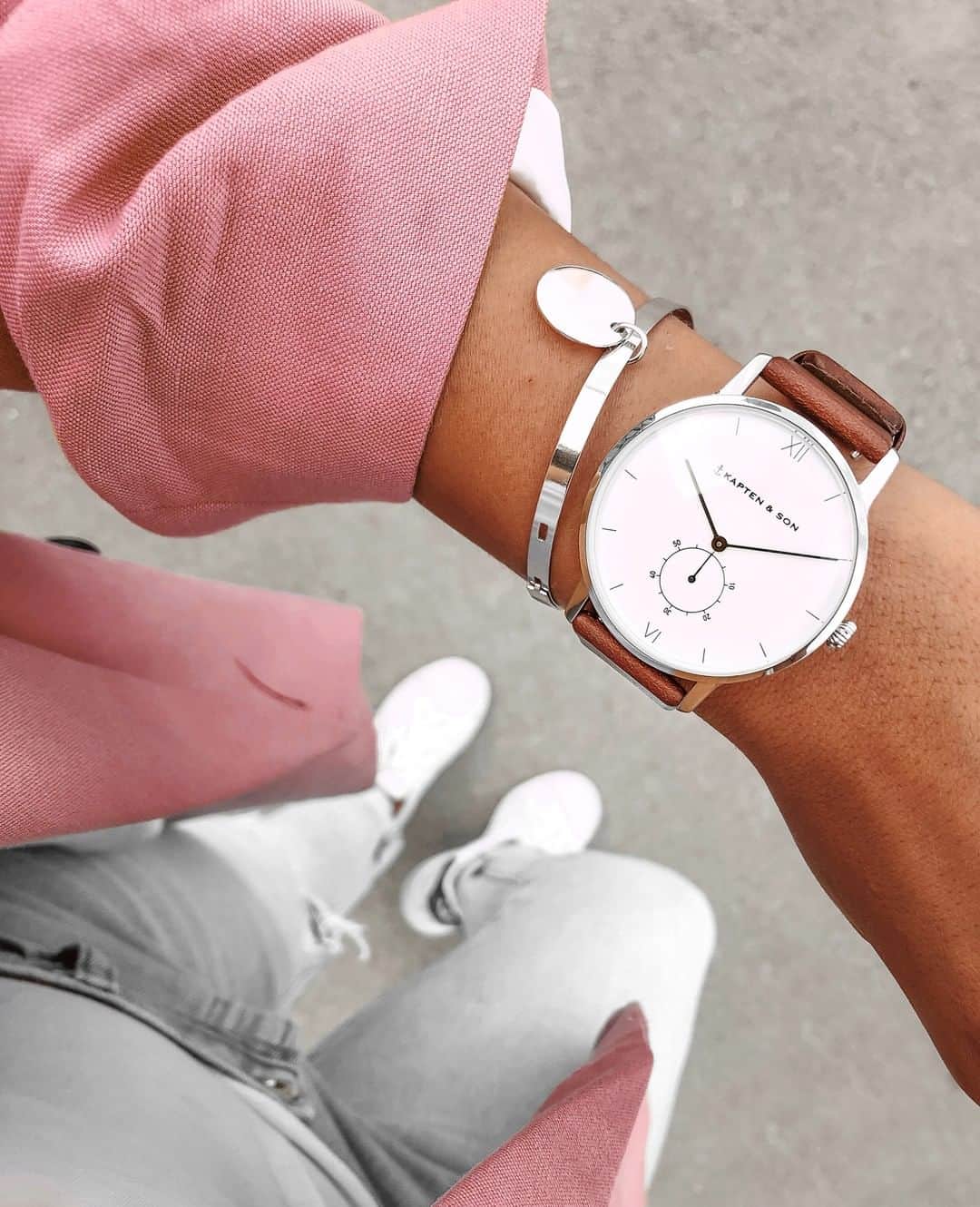 Kapten & Sonさんのインスタグラム写真 - (Kapten & SonInstagram)「'Sunshine is my favorite accessory chasing the sun.' ☀ Style up your outfit with our beautiful Heritage! #bekapten #kaptenandson⠀ .⠀ .⠀ .⠀ #detaillove #instafashion #watches #watch #ootd #ootdfash #todaysoutfit #fashiondiaries #lookoftheday #fashionista」5月15日 15時00分 - kaptenandson