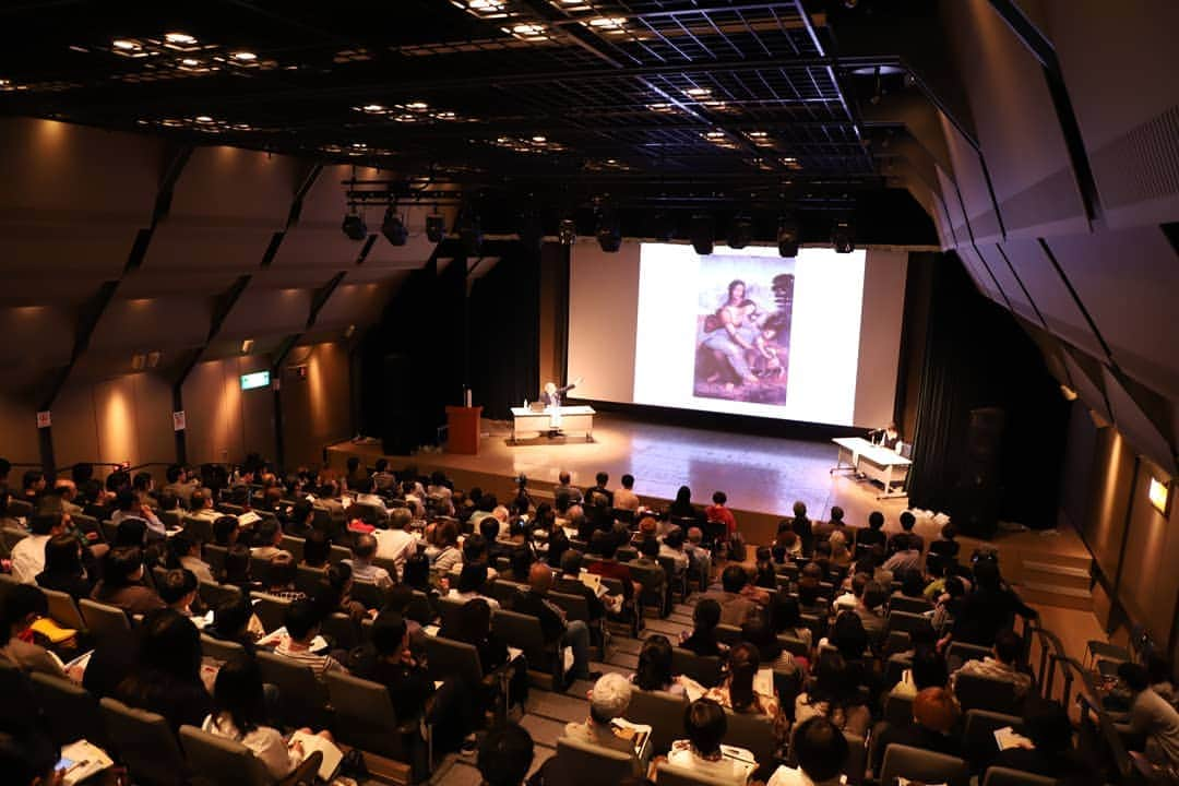 東京造形大学 Tokyo Zokei Universityさんのインスタグラム写真 - (東京造形大学 Tokyo Zokei UniversityInstagram)「_ 5/13(月)、レオナルド・ダ・ヴィンチ没後500年記念シンポジウム「レオナルドの今／レオナルドと日本」を開催しました🎨  当日は約200名の多くの方々にご来場頂き、満員御礼でした🙏各講演者の様々な視点から、レオナルドの芸術作品に関する多角的な議論が展開されました。 ・ ■プログラム■ 「レオナルドの現在地」東京造形大学教授　池上 英洋 「レオナルドにおける優美さの美学」ボローニャ大学教授　ラファエーレ・ミラーニ 「<モナリザ>と背景の山水画」東北大学名誉教授　田中 英道 「ZOKEI Da Vinci Projectについて」東京造形大学准教授　藤井 匡 ・ ご来場頂いた皆様、誠にありがとうございました。 ・ ■今後の展覧会のご案内■ Zokei Da Vinci Project レオナルド・ダ・ヴィンチ没後500年記念「夢の実現」展 　日時：2020年1月5日（日） ― 1月26日（日） 　会場：代官山ヒルサイド・フォーラム  池上英洋教授監修のもと、東京造形大学の教員、卒業生、在籍学生有志が結集して「夢の実現」に取り組みます。 計画段階で終わった騎馬像の再現もあわせて、レオナルドの全芸術作品を完全な状態でヴァーチャル復元するのは、世界初の試みです。 （真筆作品の数え方には諸説あります） どうぞお楽しみに🖼️🎨🐎 ・ #東京造形大学 #美術 #デザイン #アート #絵画 #彫刻 #レオナルド #ダヴィンチ #ラファエーレミラーニ #田中英道 #池上英洋 #藤井匡 #シンポジウム #モナリザ #tokyozokeiuniversity #art #design #paintings #sculpture #leonardodavinci #MonaLisa」5月15日 15時03分 - tokyo_zokei_univ_official