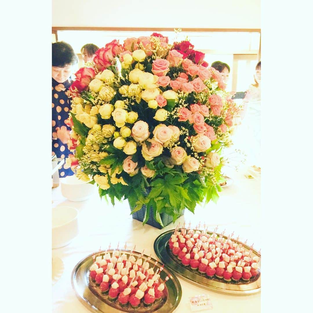 勝恵子さんのインスタグラム写真 - (勝恵子Instagram)「ブルガリア大使公邸にて、 「ローズの日の集い」 素晴らしいローズとお食事と♪  #ローズウォーター #ローズの日の集い #ブルガリアンローズ #flower  #beautiful  #beautifulflowers」5月15日 15時09分 - keiko.katsu