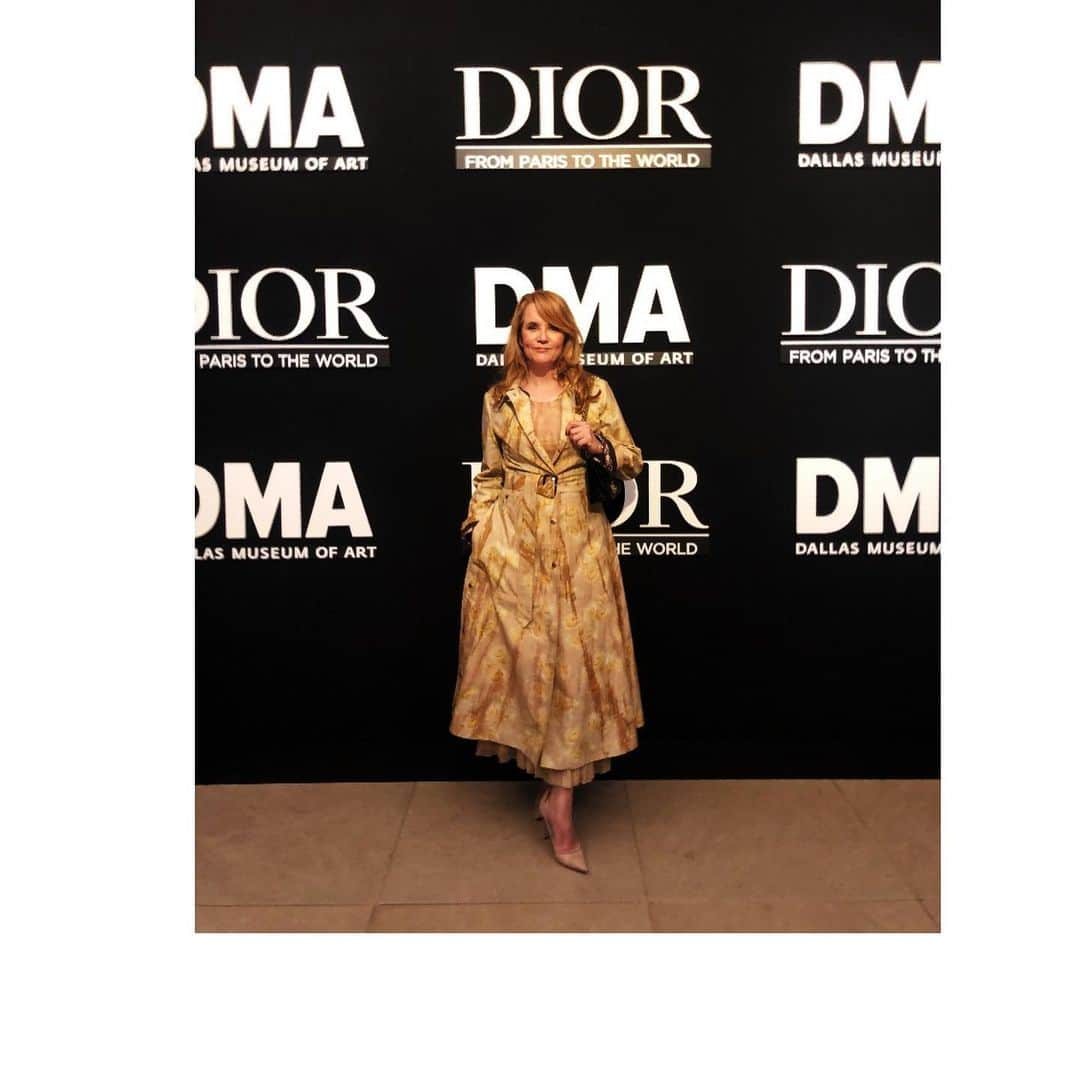 リー・トンプソンさんのインスタグラム写真 - (リー・トンプソンInstagram)「MOTHERSWEEK continues at the AMAZING @dior exhibit opening at the @dallasmuseumart Thank you @laurenandersen @bridgetbragerhair and @Dior @staceykubasak for making us glam! Oh and thank you @zoeydeutch」5月15日 15時14分 - lea_thompson