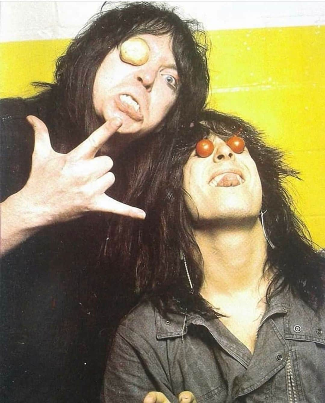 ニッキー・シックスさんのインスタグラム写真 - (ニッキー・シックスInstagram)「Vegetarianz...... @mr.mickmars @motleycrue Backstage somewhere on 🌎」5月15日 15時27分 - nikkisixxpixx