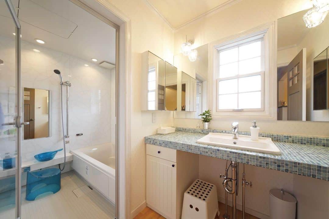 岡谷ホームズ株式会社さんのインスタグラム写真 - (岡谷ホームズ株式会社Instagram)「アメリカンカントリーのお家 ・ ・ ・ ブルー×ホワイトが基調の、爽やかなラバトリー&バスルーム✨ ・ ・ モザイクタイルが涼しげな洗面カウンターは、 窓を挟んだ正面壁にミラー貼、両脇の壁にはミラーキャビネットがあります😊 ・ ・ ・ プロフ「@okayahomes」より、ウェブサイト www.okaya-homes.co.jp へのリンクができます。 資料請求、来場予約など、お気軽にお問い合わせください😊 ・ ・ ・ #岡谷ホームズ #okayahomes #家族が健康で快適に暮らせる家🍀 #施工事例 #四季を通して清々しく #輸入住宅 #注文住宅 #八事ハウジング #名古屋 #愛知県 #三重県 #岐阜 #home #myhome #interior #interiordesign #家 #家づくり #暮らしを楽しむ #丁寧な暮らし #Instagood #おしゃれな家 #こだわりの家 #アメリカンカントリー #ラバトリー #バスルーム #洗面カウンター #モザイクタイル #ミラーキャビネット」5月15日 15時22分 - okayahomes
