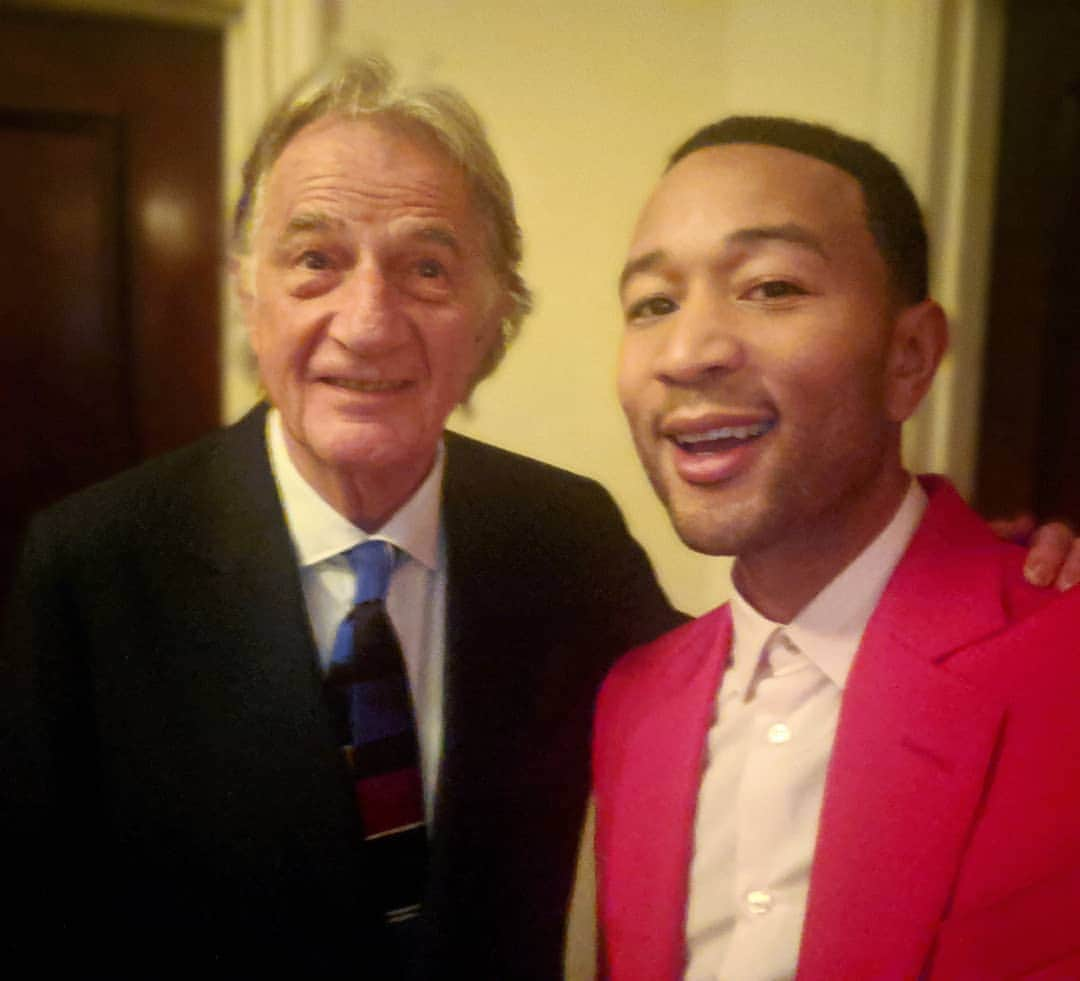 ジョン・レジェンドさんのインスタグラム写真 - (ジョン・レジェンドInstagram)「I was fortunate enough to have dinner with THE Sir Paul Smith tonight. I've worn his designs so many times, including the beautiful, colorful suits I wore for my Christmas tour and the amazing bomber I wore for the blind auditions on The Voice.  He's been doing incredible work for decades and he's such a wonderful man.  Thank you, @paulsmithdesign @paulsmith」5月15日 15時25分 - johnlegend